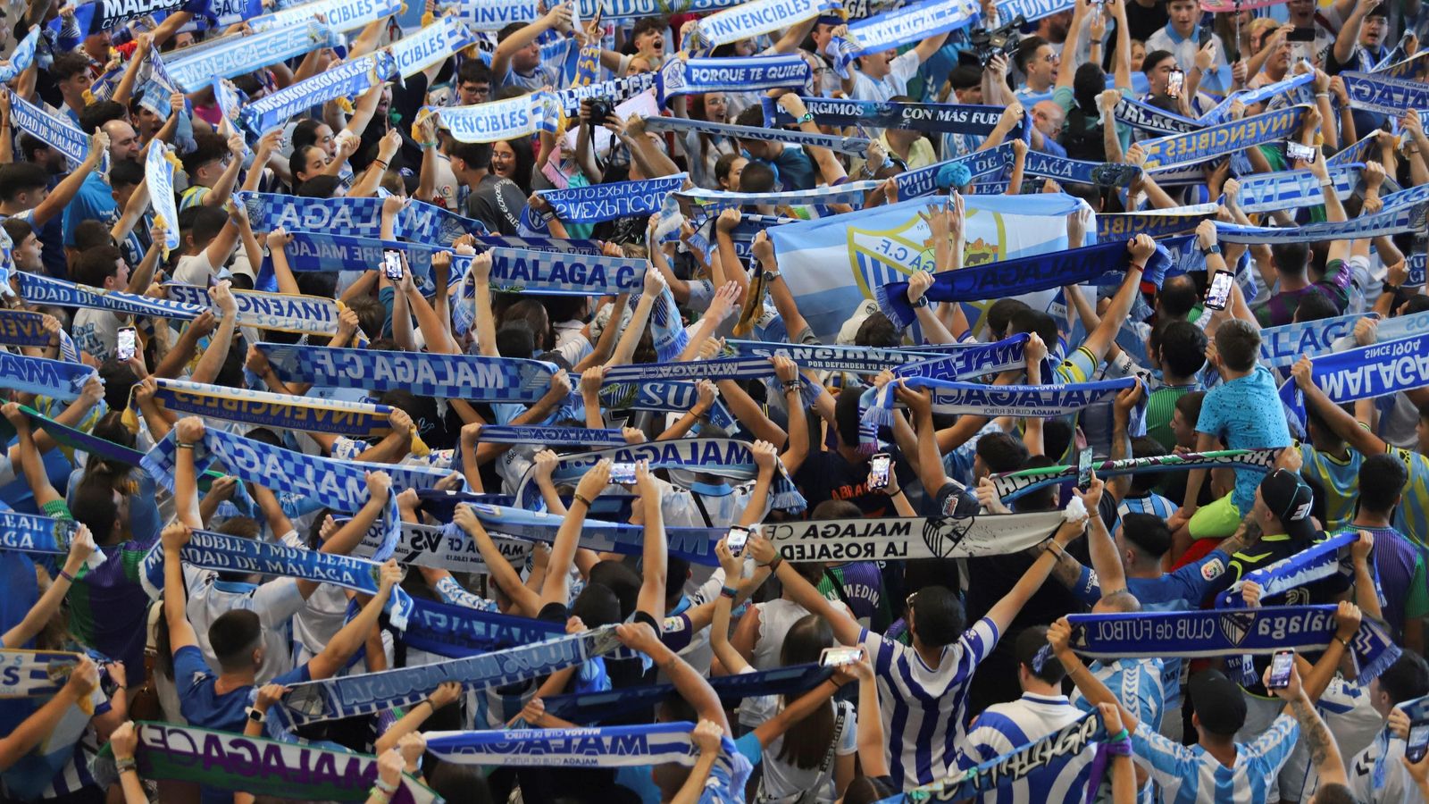 Las fotos de la afición despidiendo al Málaga en el aeropuerto antes de ir a Tarragona