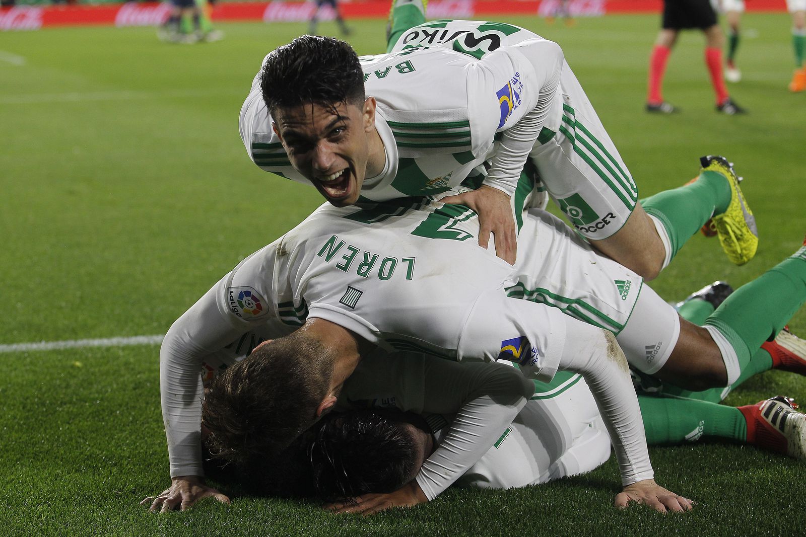 Bartra celebra con sus compañeros uno de los goles conseguidos ante el Espanyol.