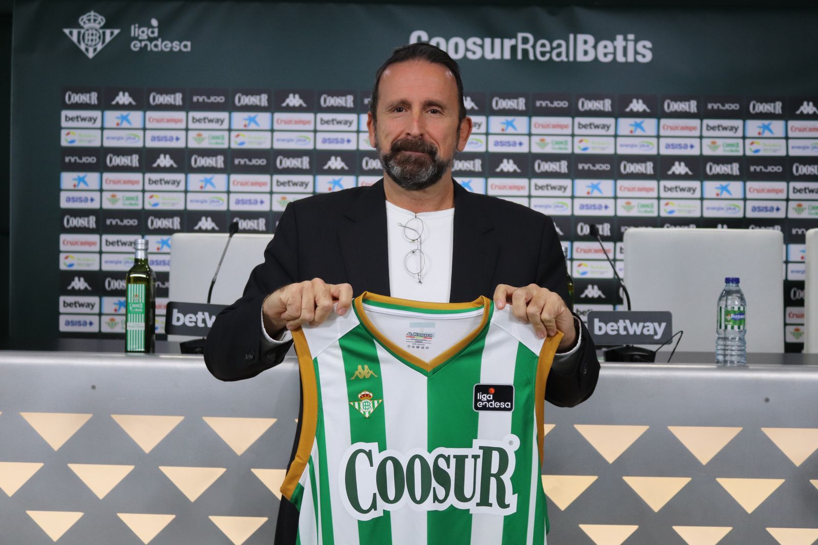 Joan Plaza posa con la camiseta del Coosur Betis tras su presentación.