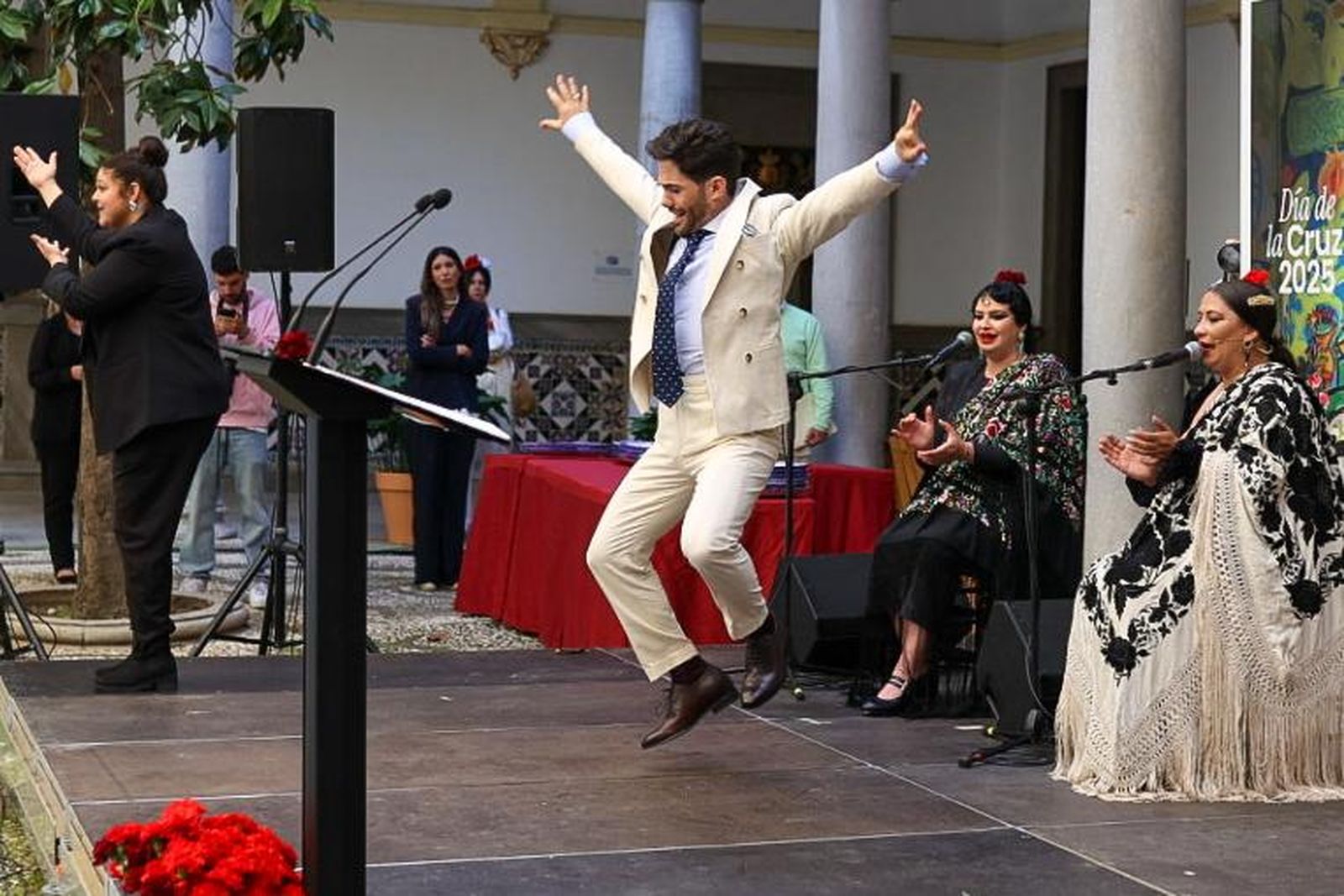 El pregón del Día de la Cruz de Granada, en imágenes