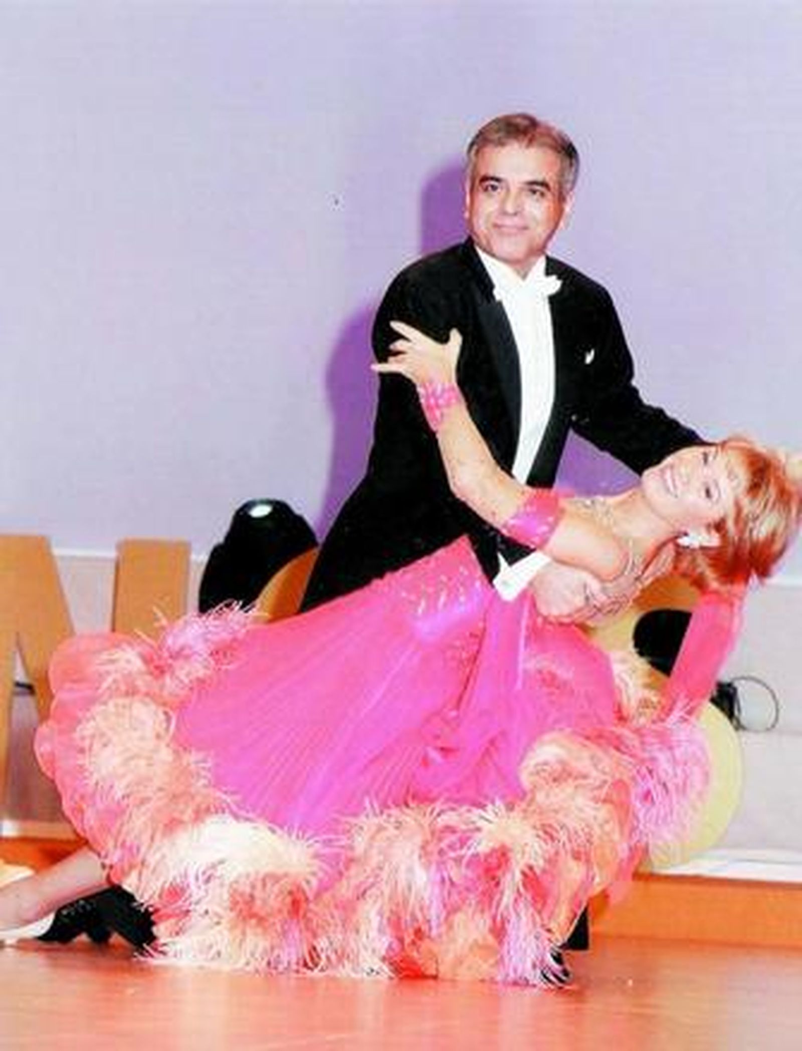 La pareja formada por José Gonzálvez y Encarna Rivera demuestran su destreza en un vals.