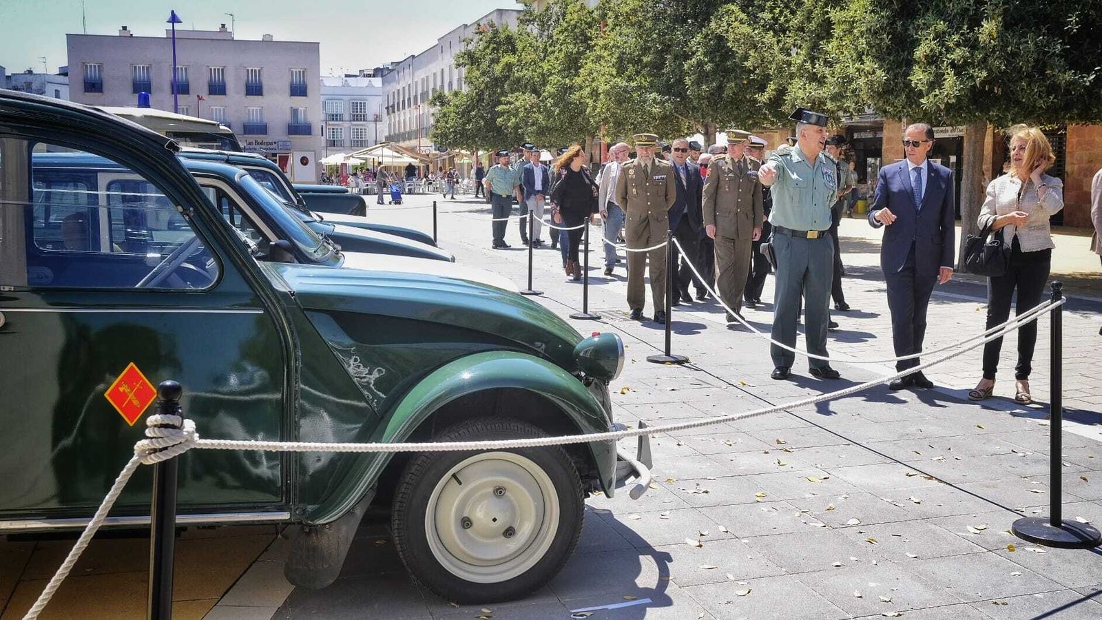 Las autoridades, a su llegada al Centro de Interpretación del Vino y la Sal.