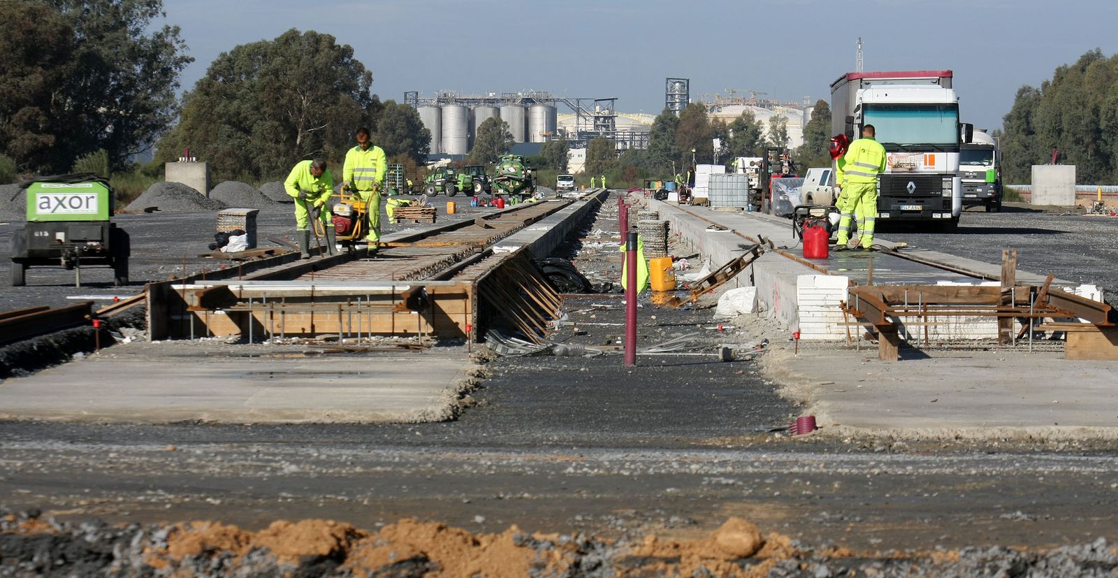 Operarios trabajan en las obras de la terminal ferroviaria en el Muelle Sur del Puerto de Huelva.