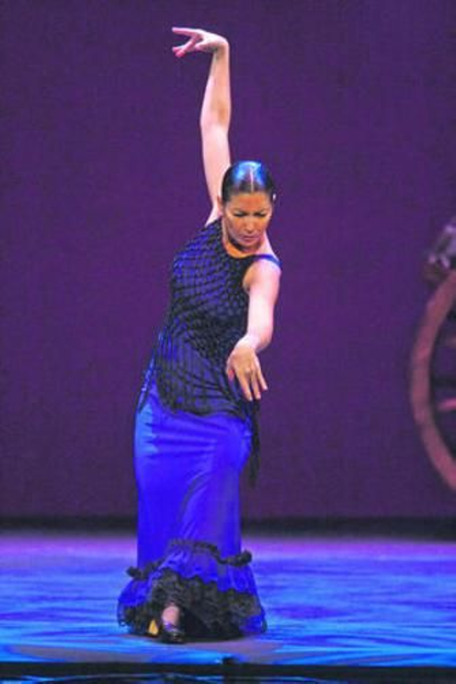 Sara Baras, en 'La Pepa' en Cádiz, junto a otras imágenes del montaje.