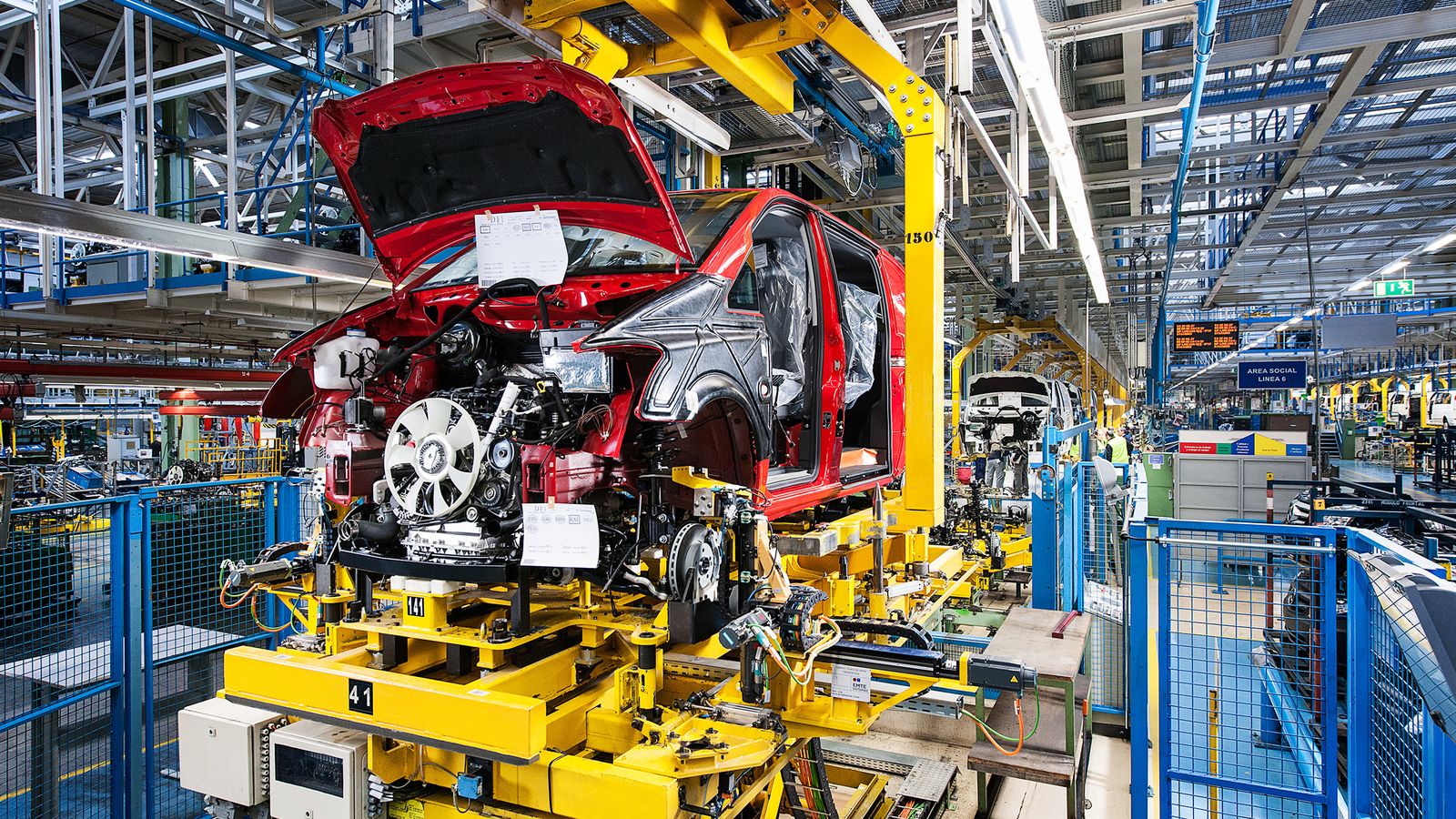 Tanto Envision AESC para su establecimiento en Extremadura como Mercedes-Benz para transformar su planta alavesa han recibido fondos del PERTE VEC el año pasado.