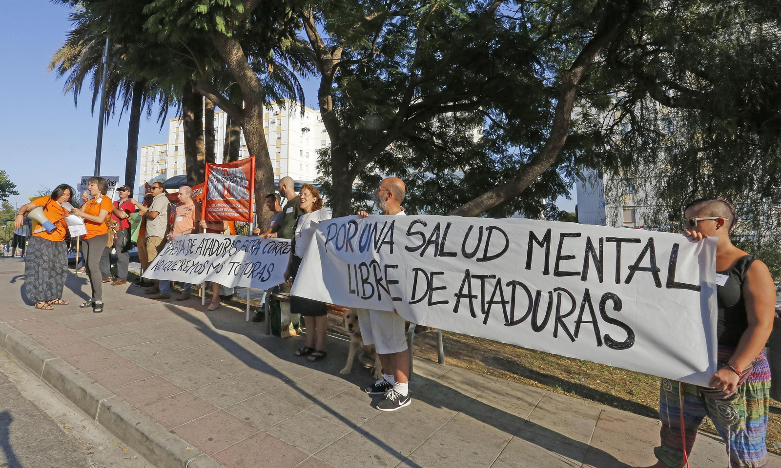 Un momento de la concentración que tuvo lugar ayer por la tarde en los accesos del hospital.