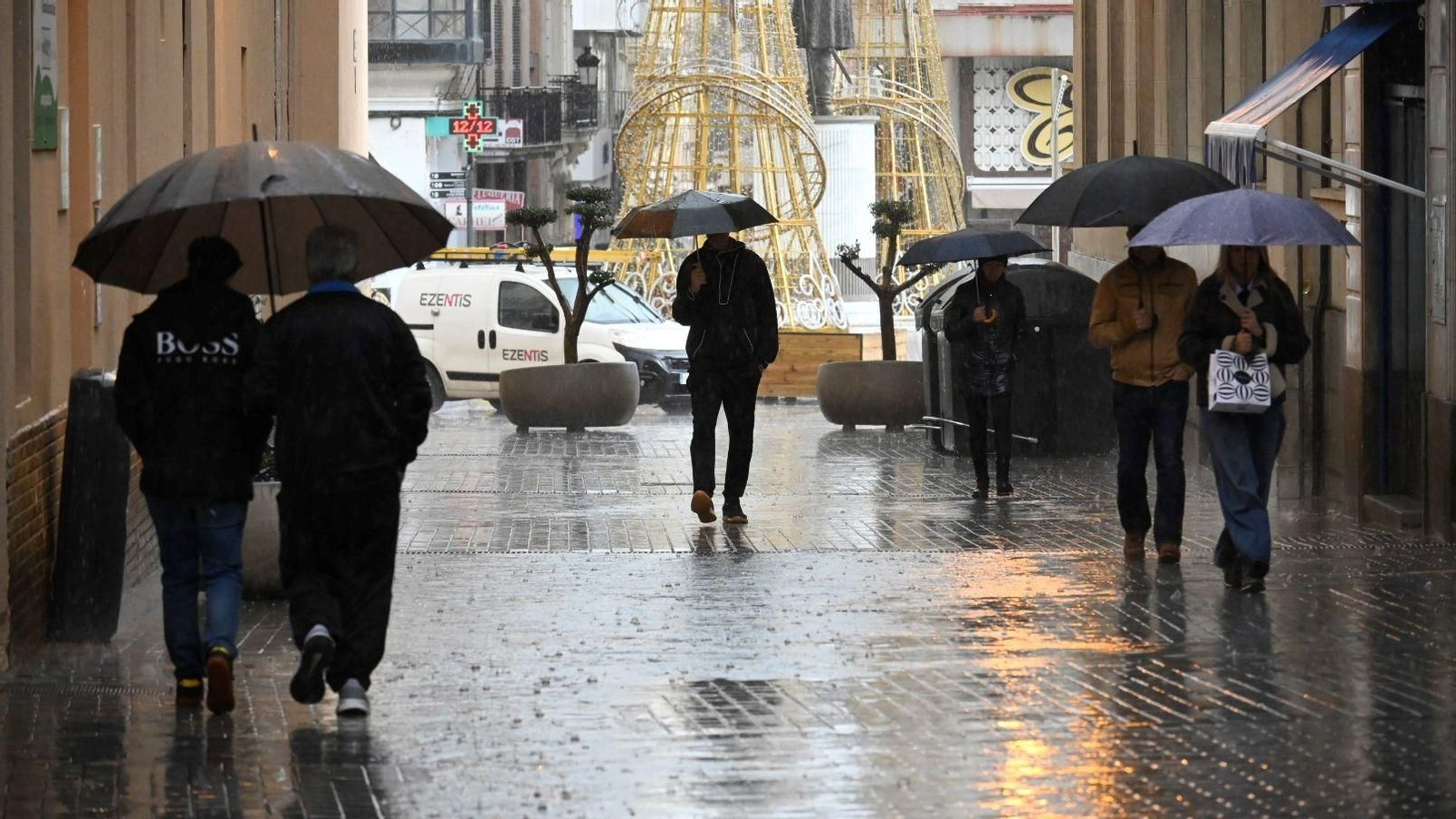 Lluvia durante este viernes en la ciudad de Huelva.