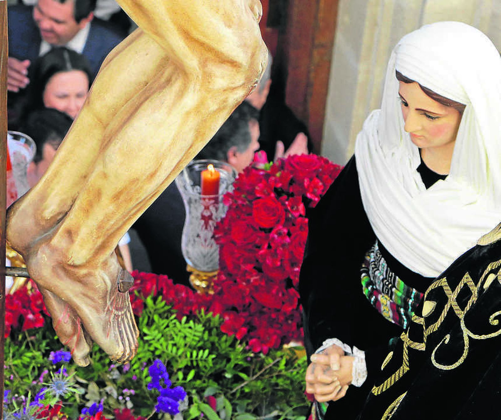 Detalle de los pies del Santísimo Cristo del Amor y de una de las Marías postrada ante la cruz.