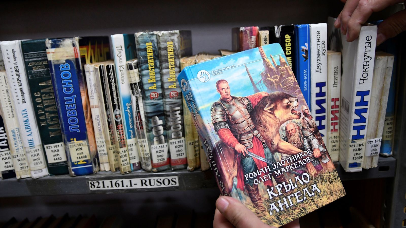 Hay en ejemplares en diferentes idiomas a disposición de los penados.