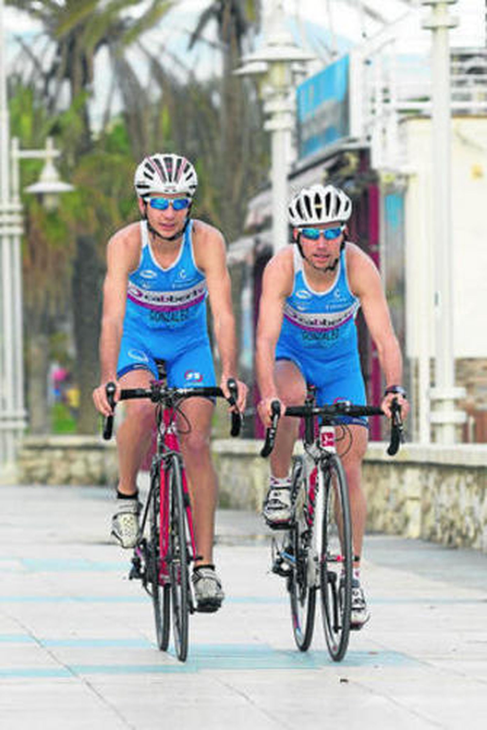Los hermanos González, en la playa de la Misericordia. (Archivo)