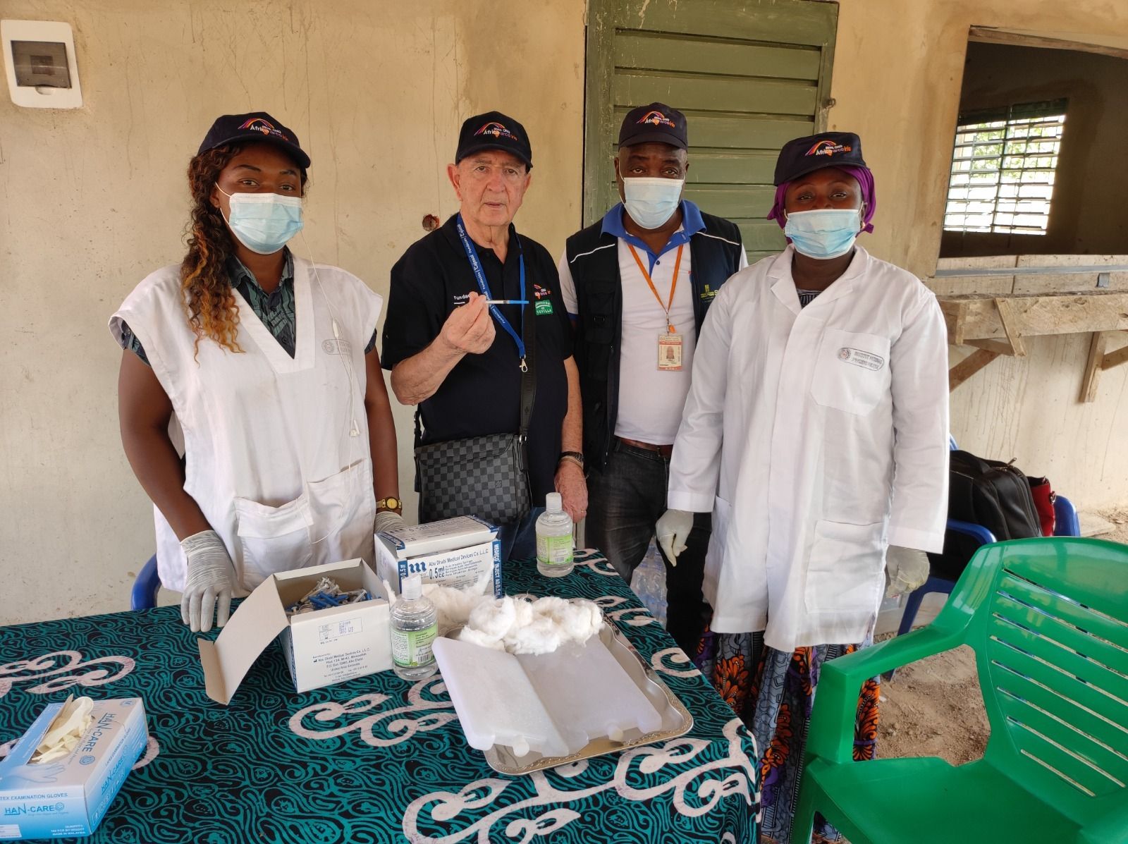 Jesús Mejías junto a un equipo de vacunadores en Costa de Marfil.