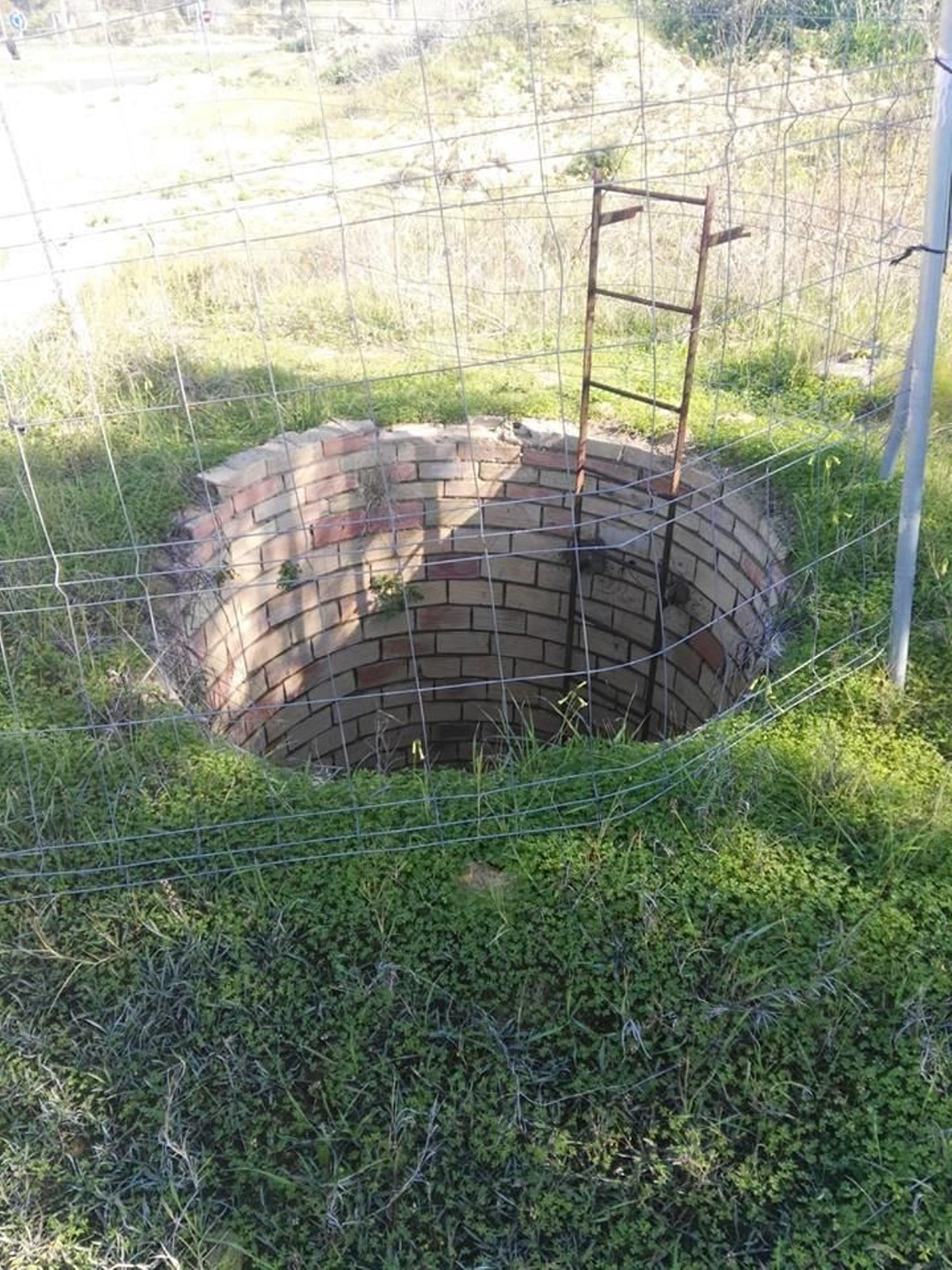 Pozo denunciado por la Asociación de Vecinos Mairena Sur, en el Aljarafe.