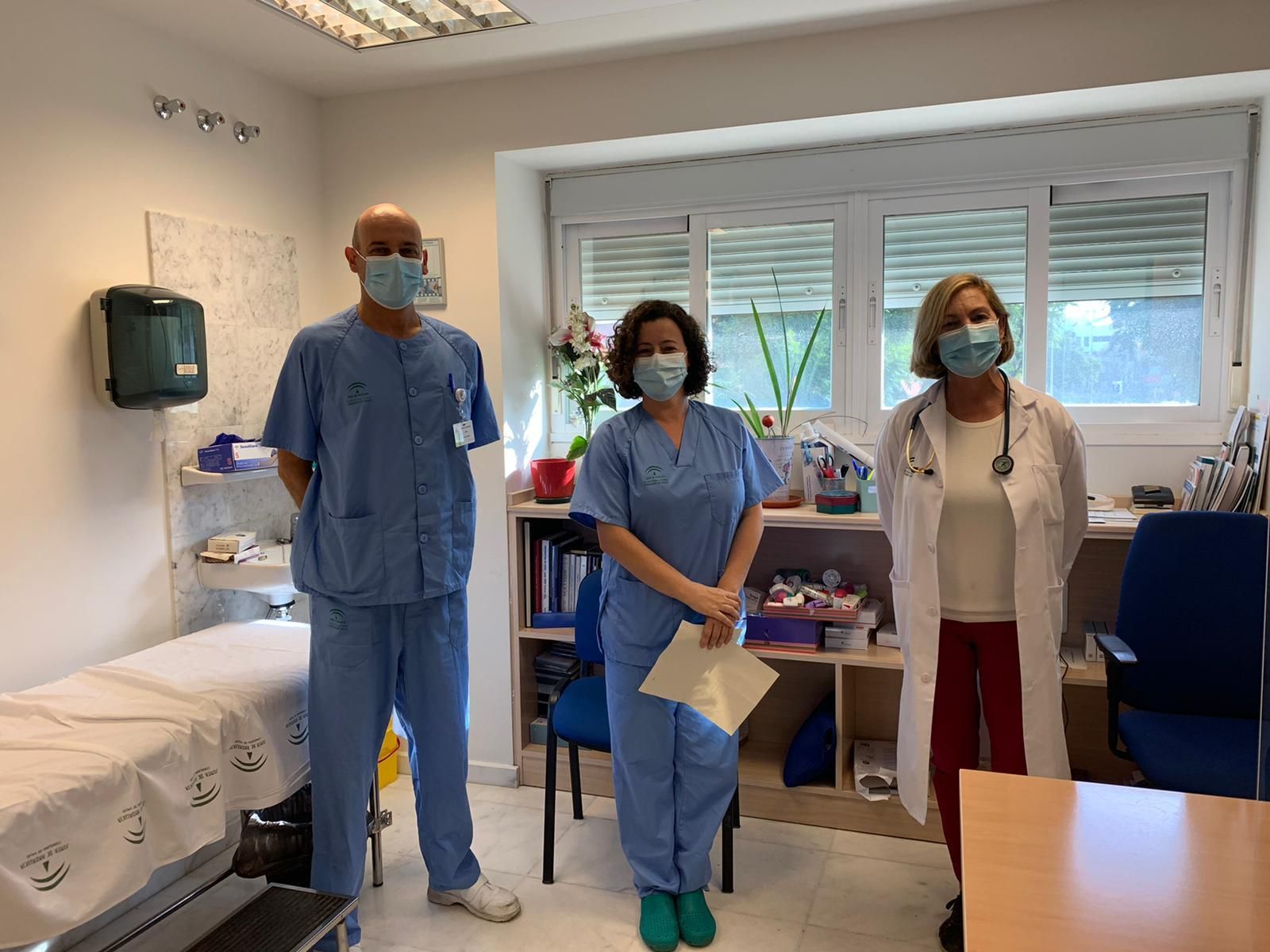 El jefe de Neumología, Agustín Valido, junto a las doctoras Rut Ayerbe y Virginia Almadana.