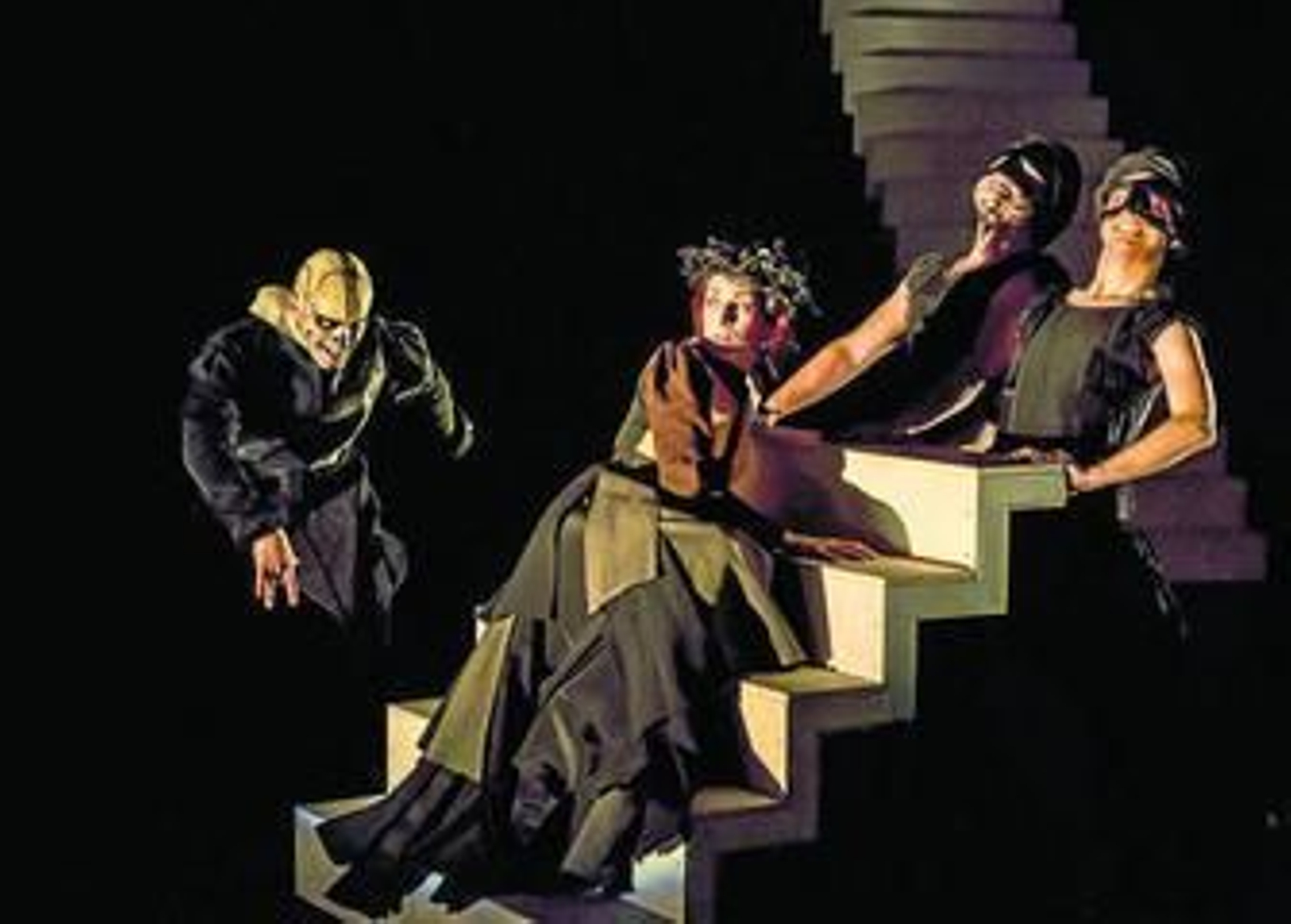 1. La escalera, presente en los tres actos, es el elemento más misterioso y simbólico de la pieza de Lorca. 2. Elena Aliaga en el papel de Niño Muerto. 3. El Director del montaje y de la Compañía Atalaya, Ricardo Iniesta. Foto cedida por la Fundación Festival Internacional de Teatro Clásico © Guillermo Casillas.