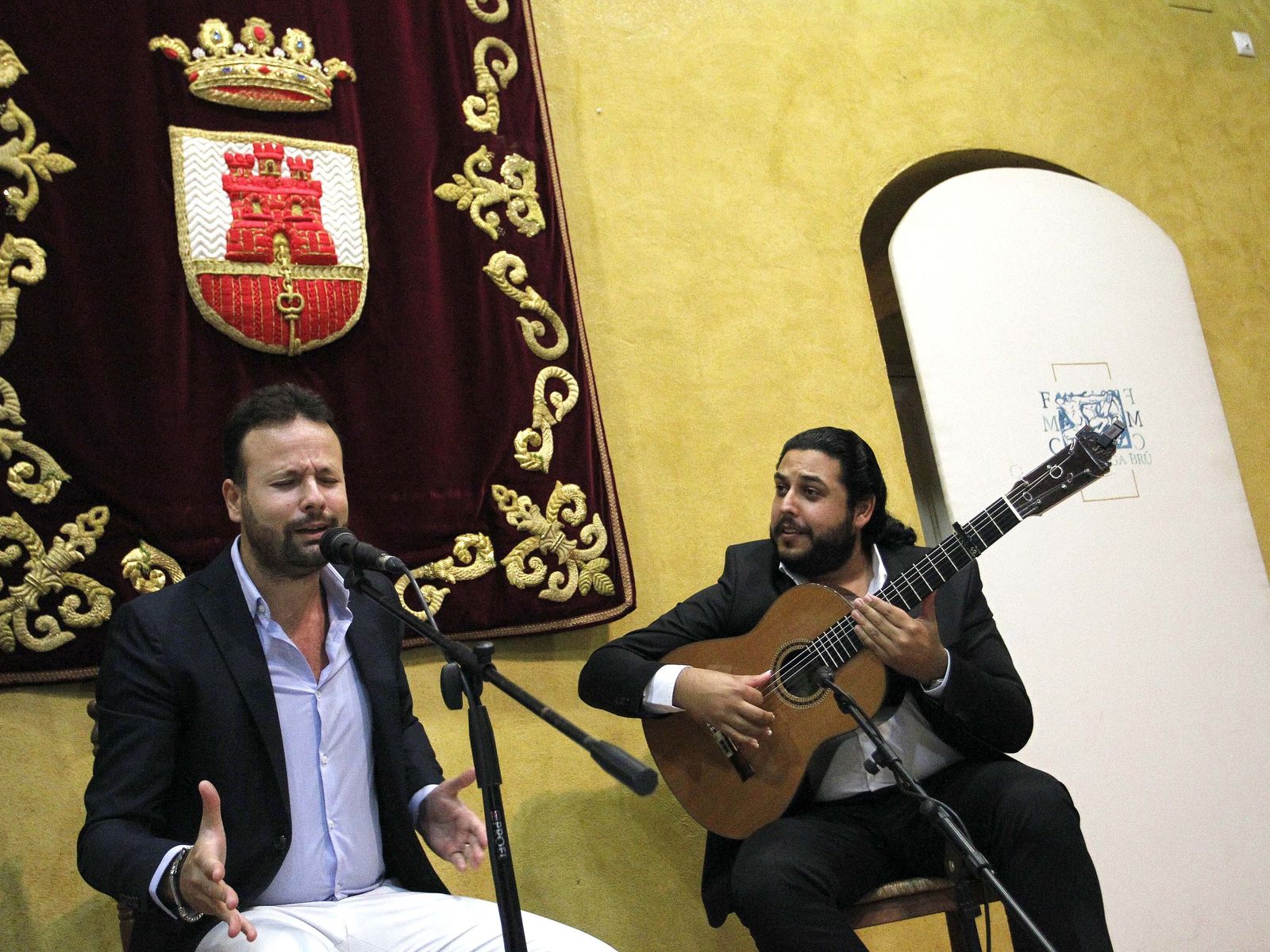 José de Pura, acompañando a la guitarra al cantaor Fernando Canela, en San Roque.