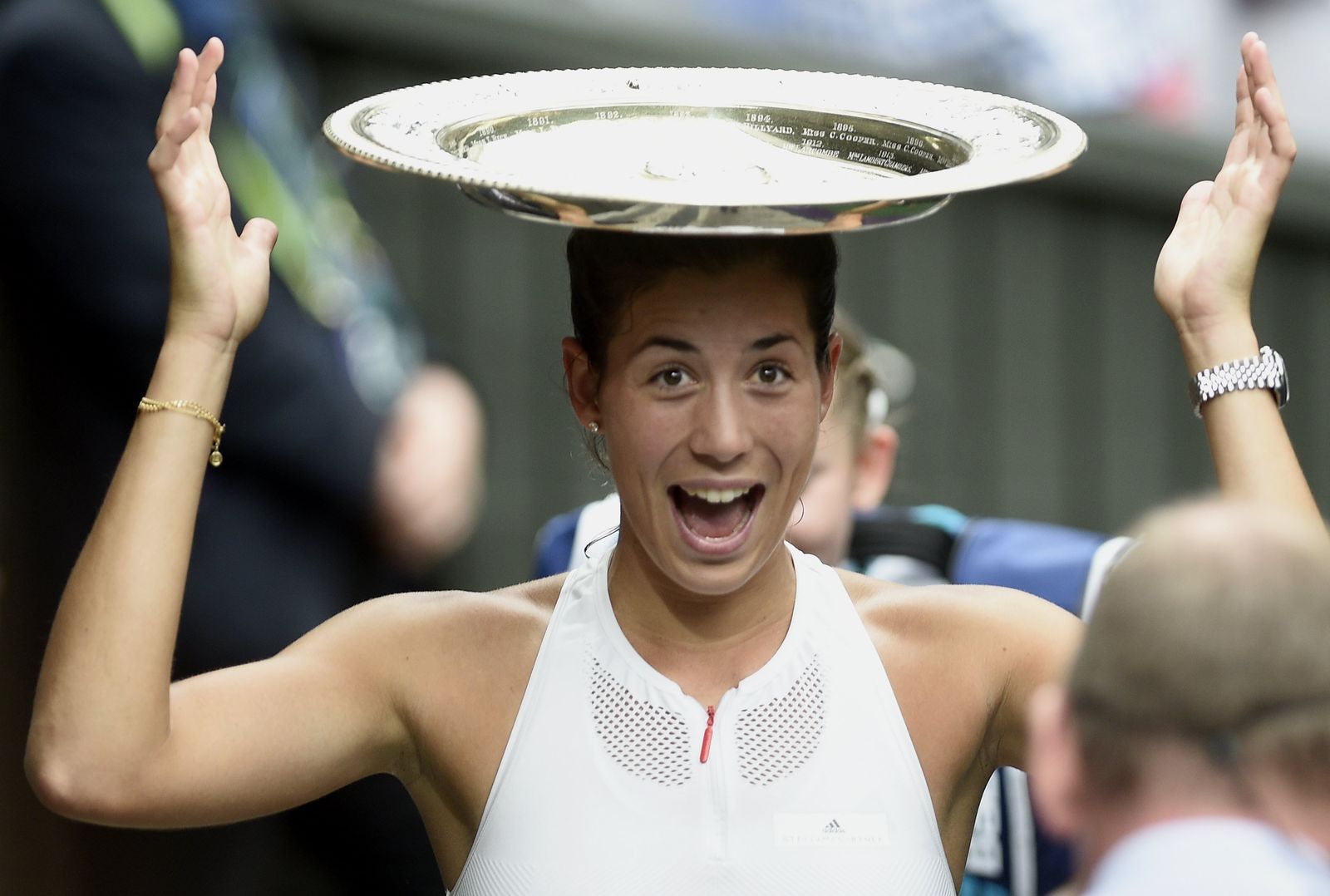 Muguruza, con el trofeo de Wimbledon