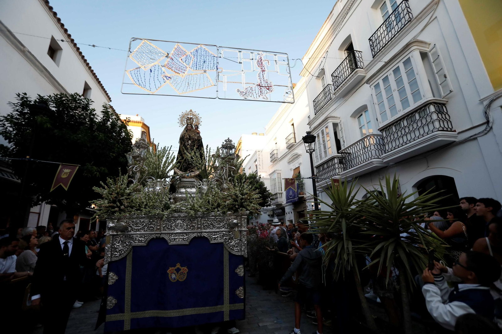 La Virgen de la Luz, por el centro de Tarifa.