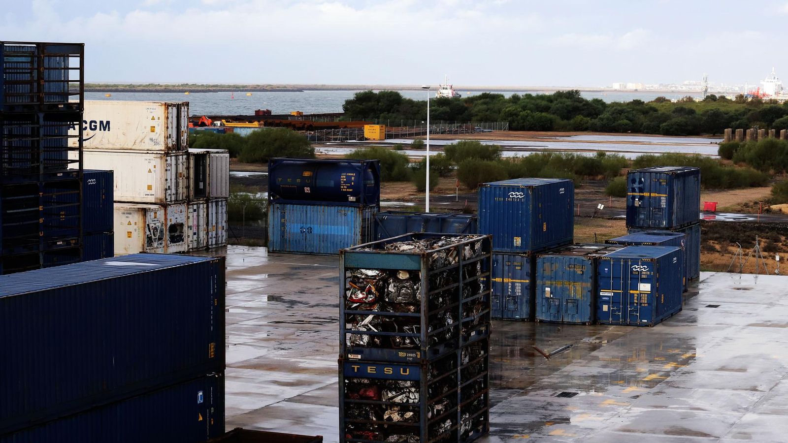 El tráfico de contenedores sostiene la actividad en los muelles del Puerto Exterior.