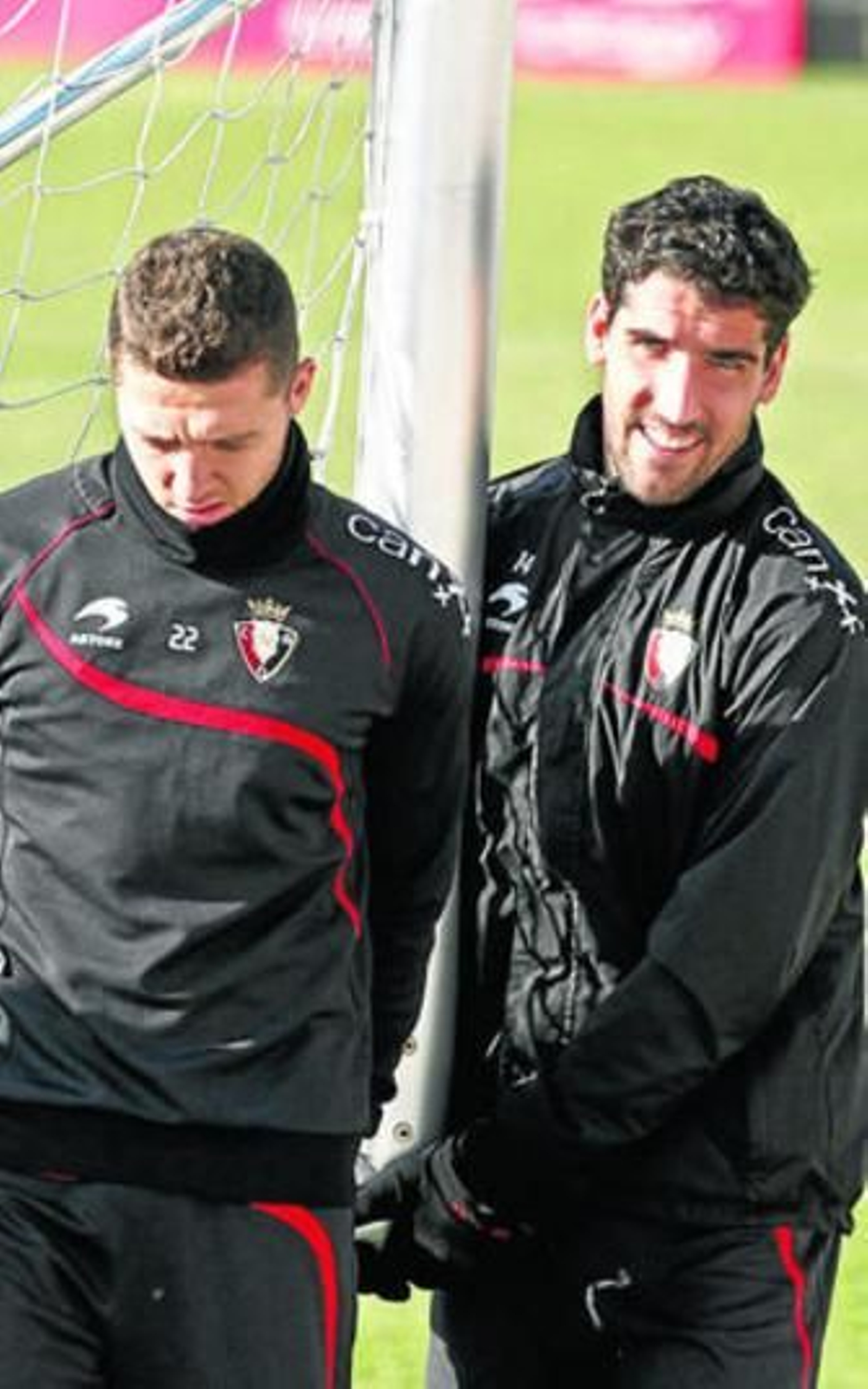 Raúl García (d) y Timor, en el entrenamiento de ayer en Tajonar.