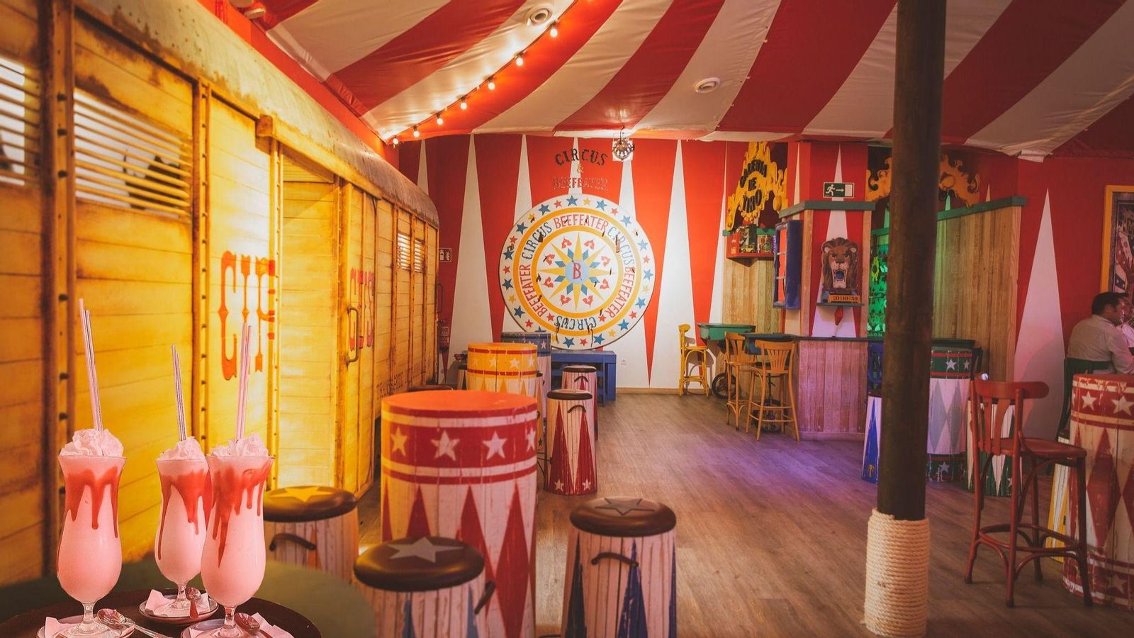Uno de los espacios interiores de Circus Café Uno de los espacios interiores de Circus Café