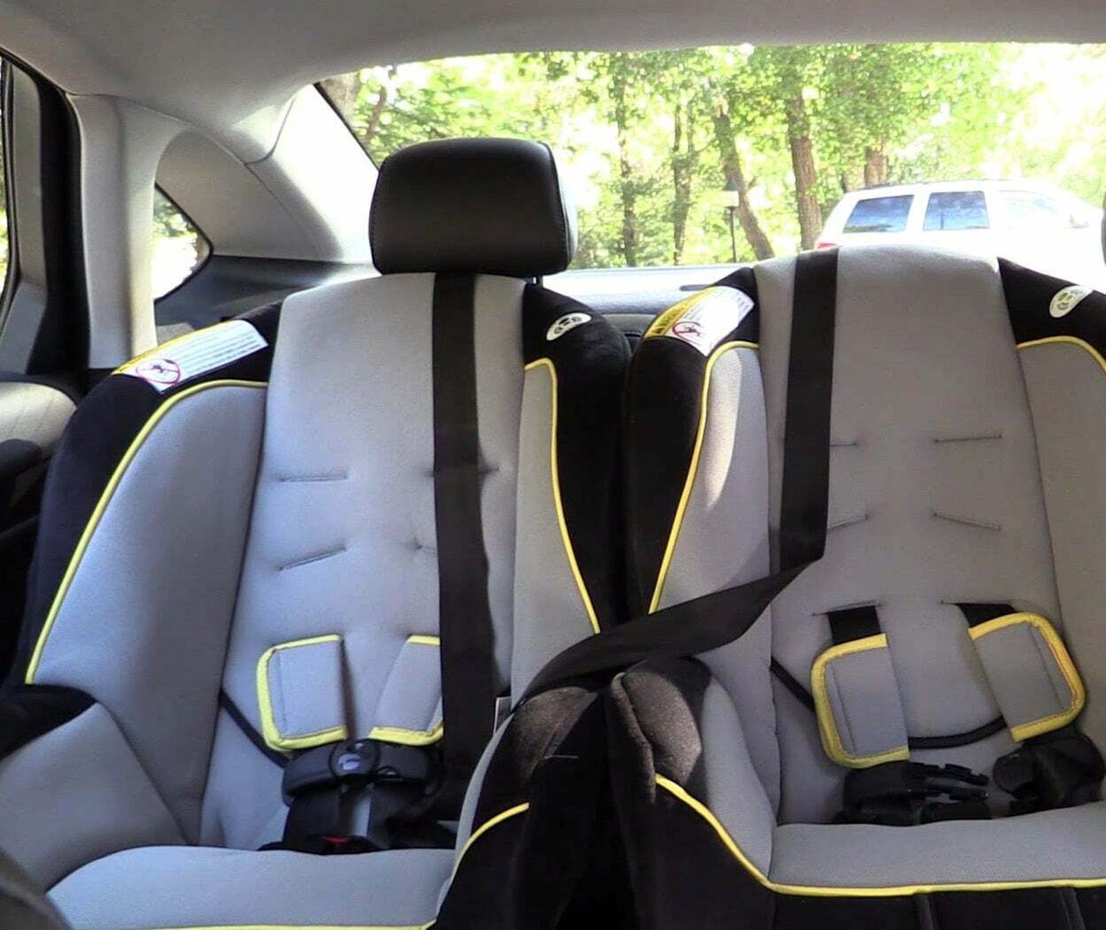 Sillitas de niños en un coche