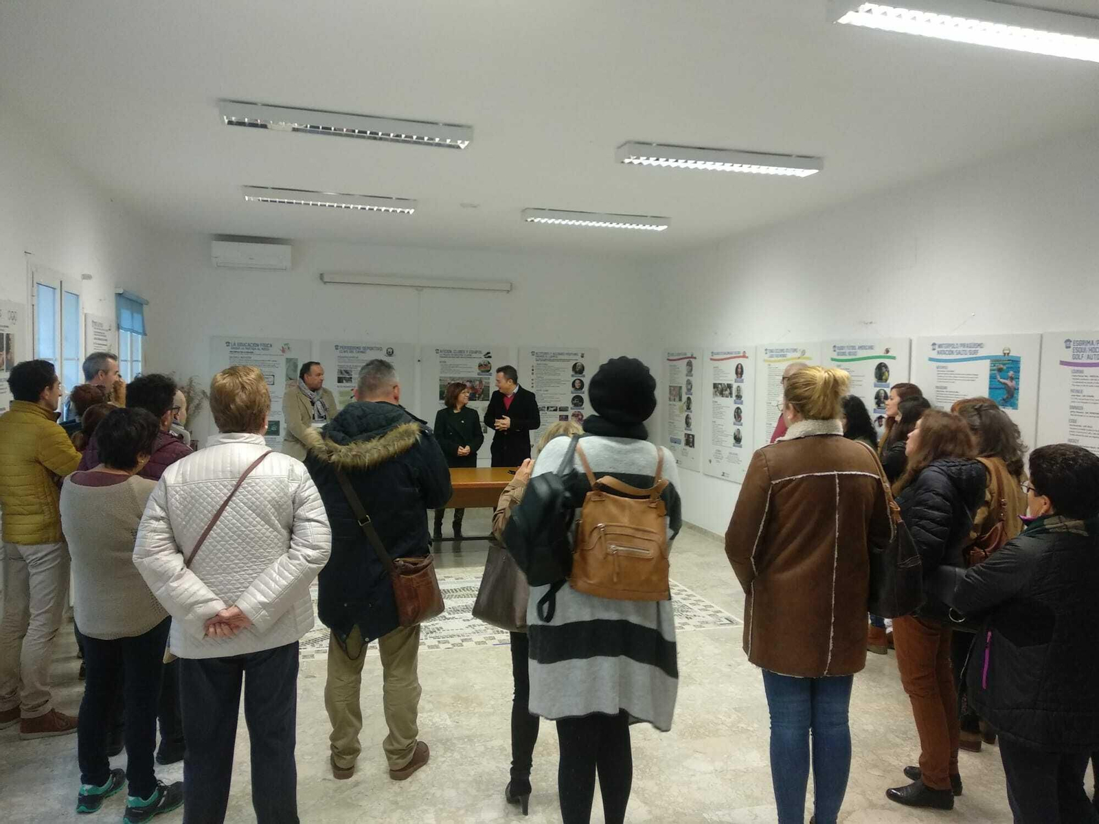 Público asistente a la inauguración de la muestra que ha llegado a la localidad.