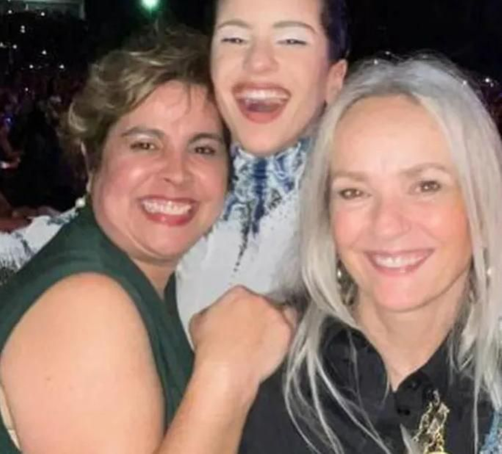 Rosalía con su madre y su suegra