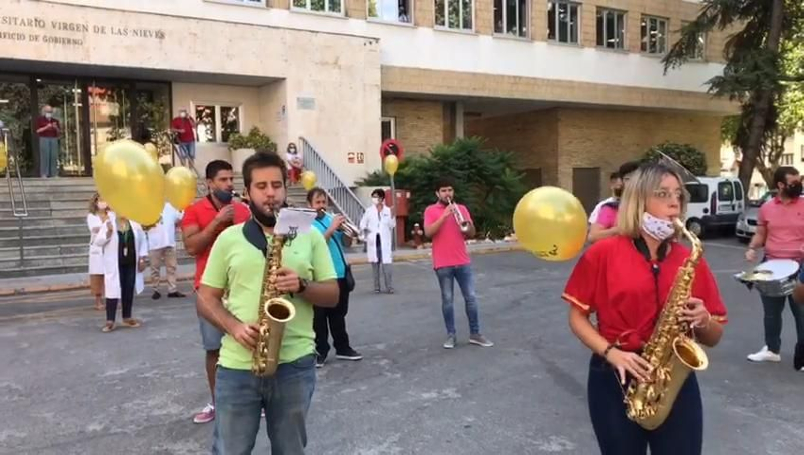 Música de charanga para 'encender' la esperanza a los niños enfermos de cáncer en el Materno de Granada Música de charanga para 'encender' la esperanza a los niños enfermos de cáncer en el Materno de Granada
