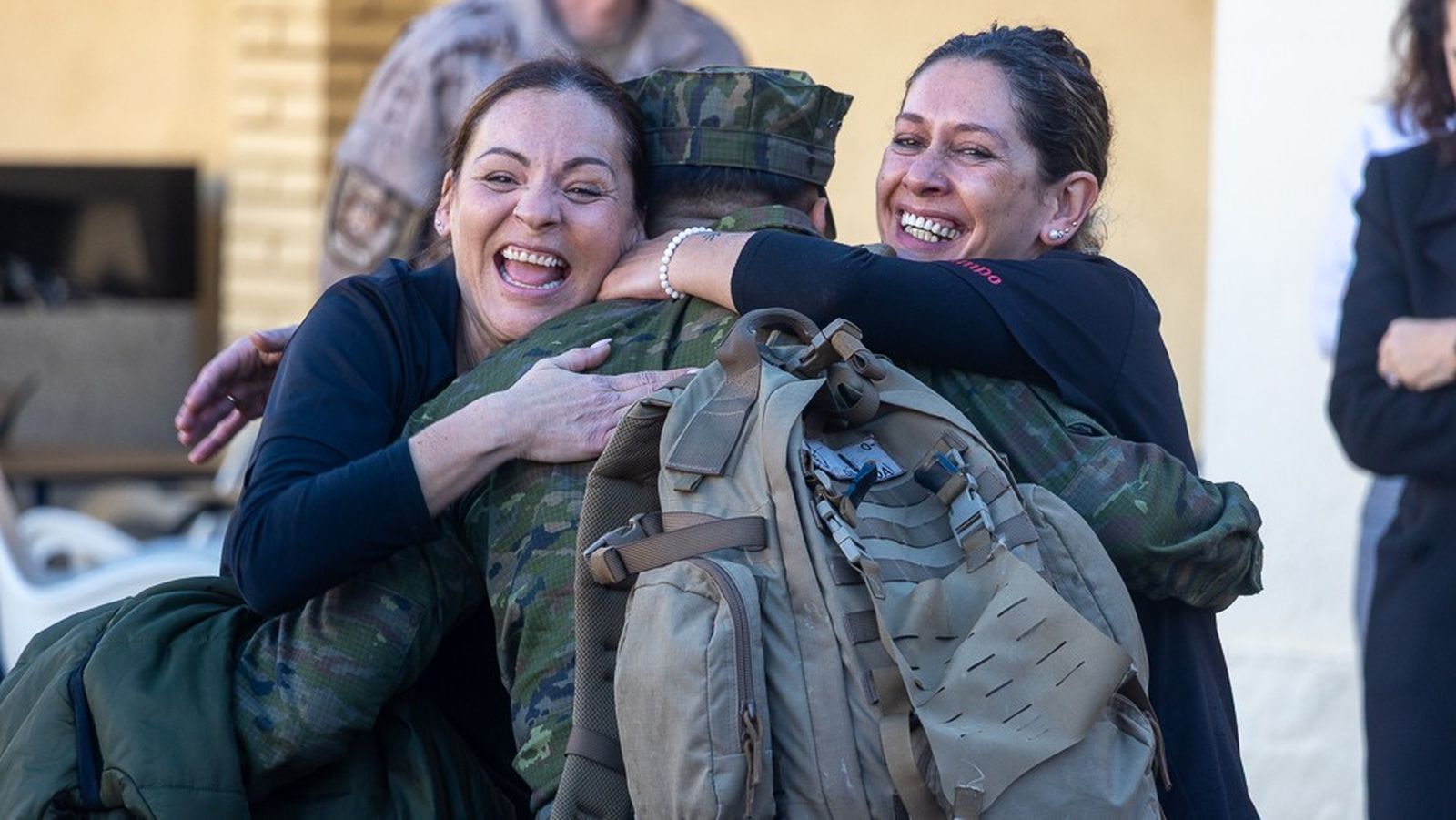 Familiares reciben emocionados a uno de los infantes que ha estado desplegado en Rumanía a su llegada a San Fernando