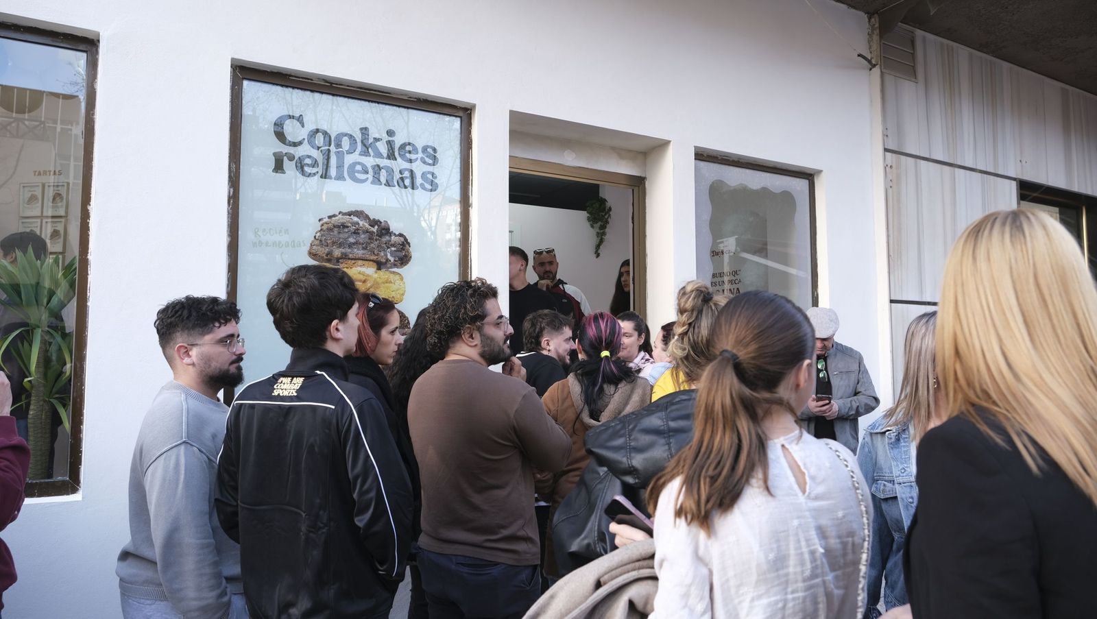 Colas interminables y tartas a un euro: la mejor 'cheesecake' de Almería conquista el centro de la ciudad