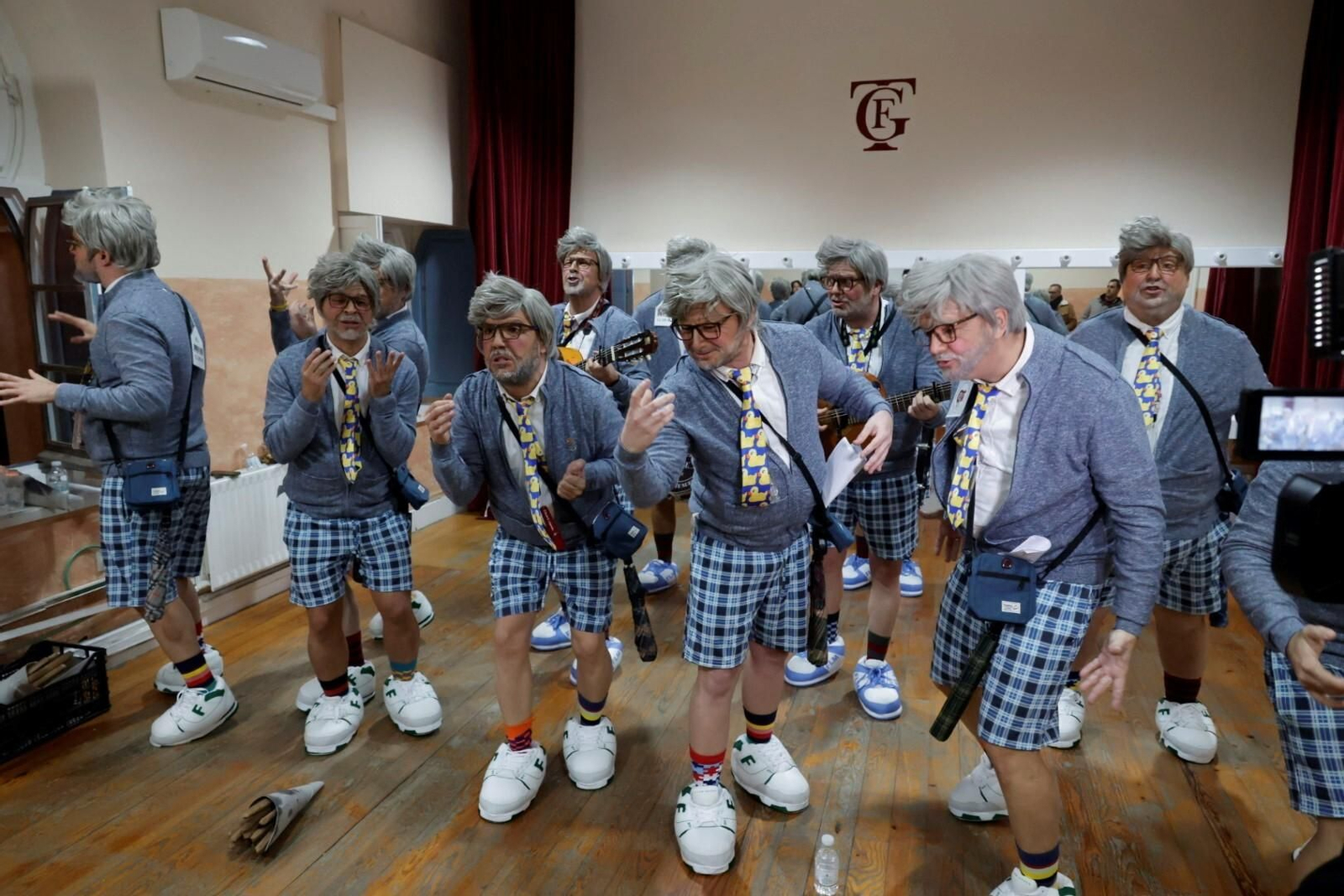 Chirigota de Algeciras  'Ahora no me acuerdo del nombre' en bambalinas del Teatro Falla.