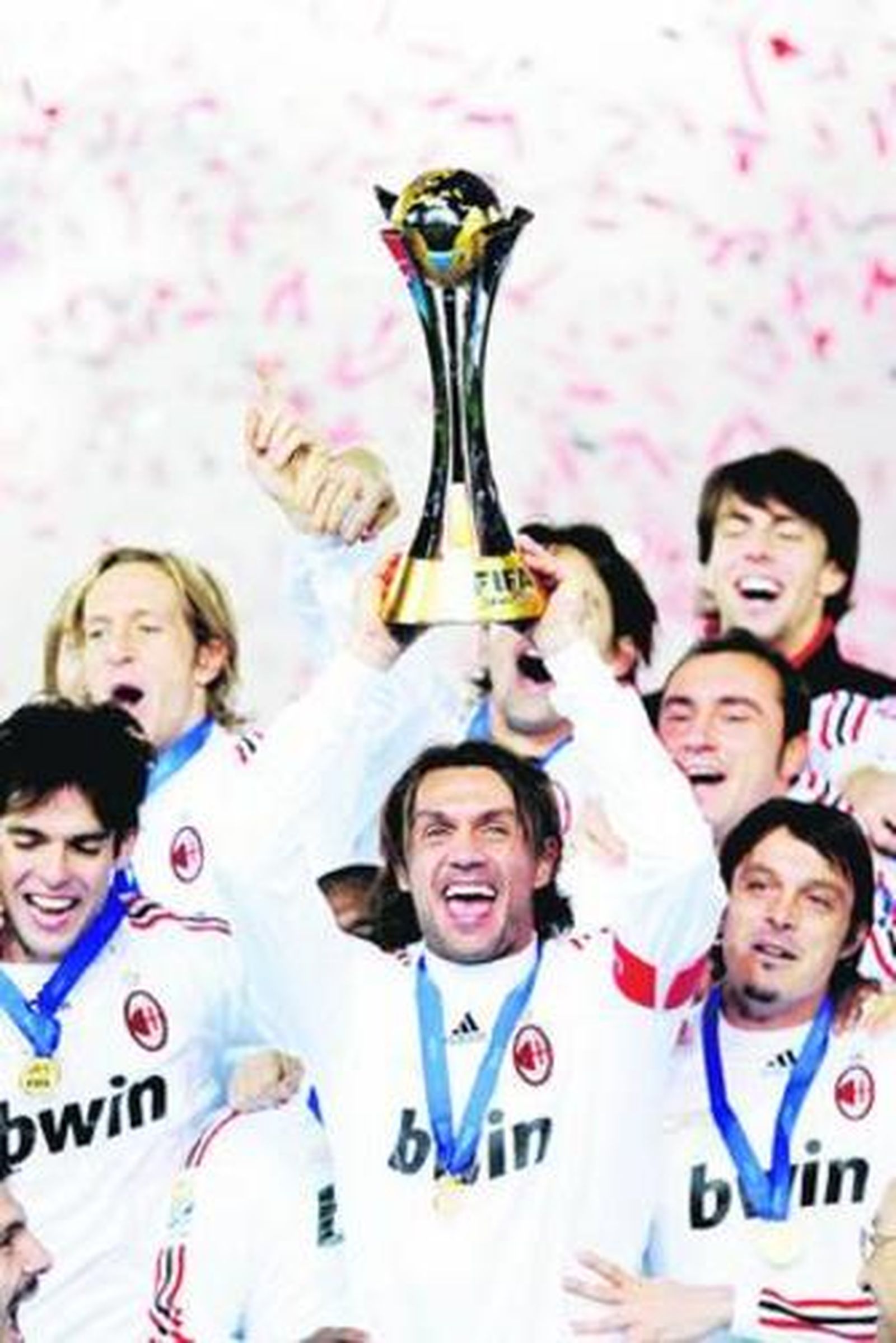 Maldini levanta la copa de 2007.