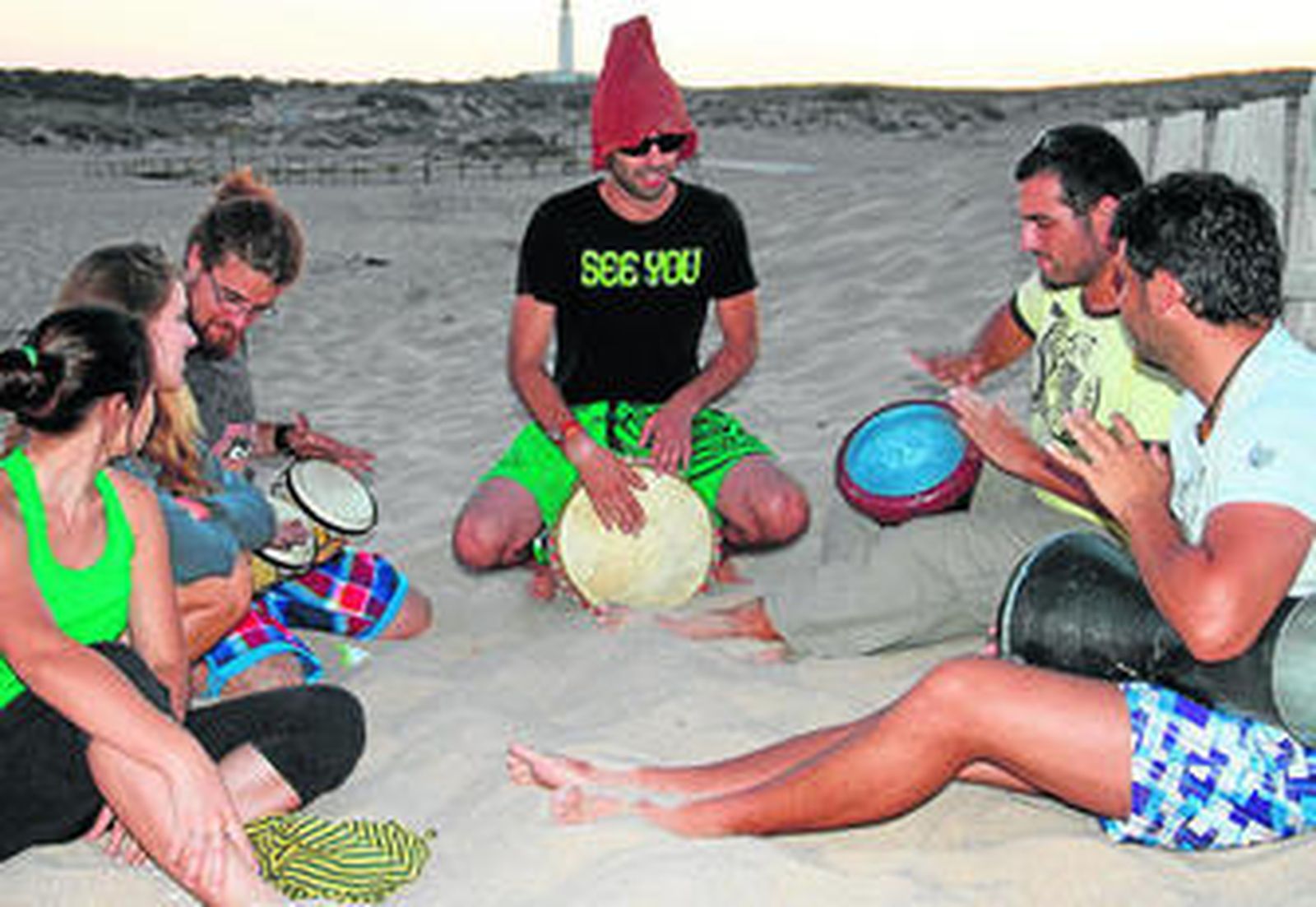 Foto del único grupo que accedió con tambores a una playa que amaneció con mucha menos basura que otros años.