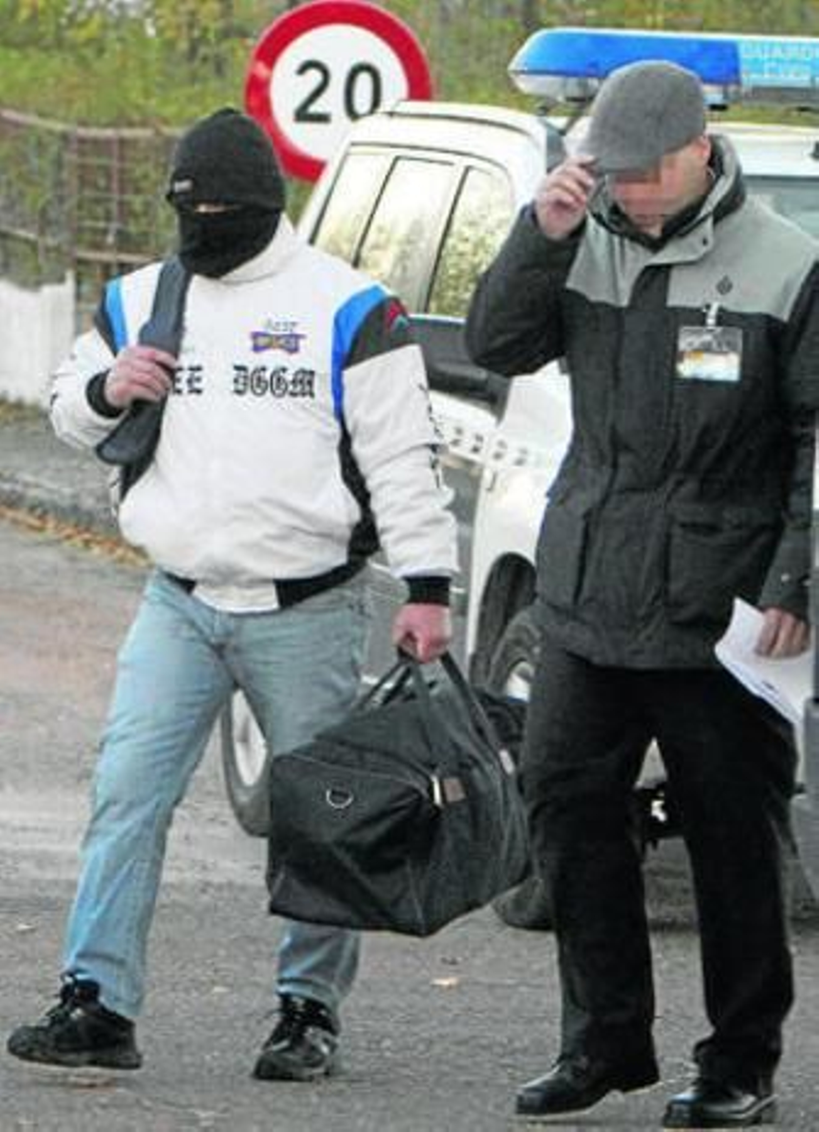 Miguel Ricart, con pasamontañas y cazadora blanca, a su salida de la cárcel.