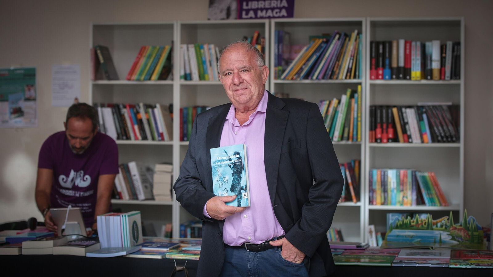 El periodista gaditano Óscar Lobato muestra su novela 'Las lágrimas de Iliria'