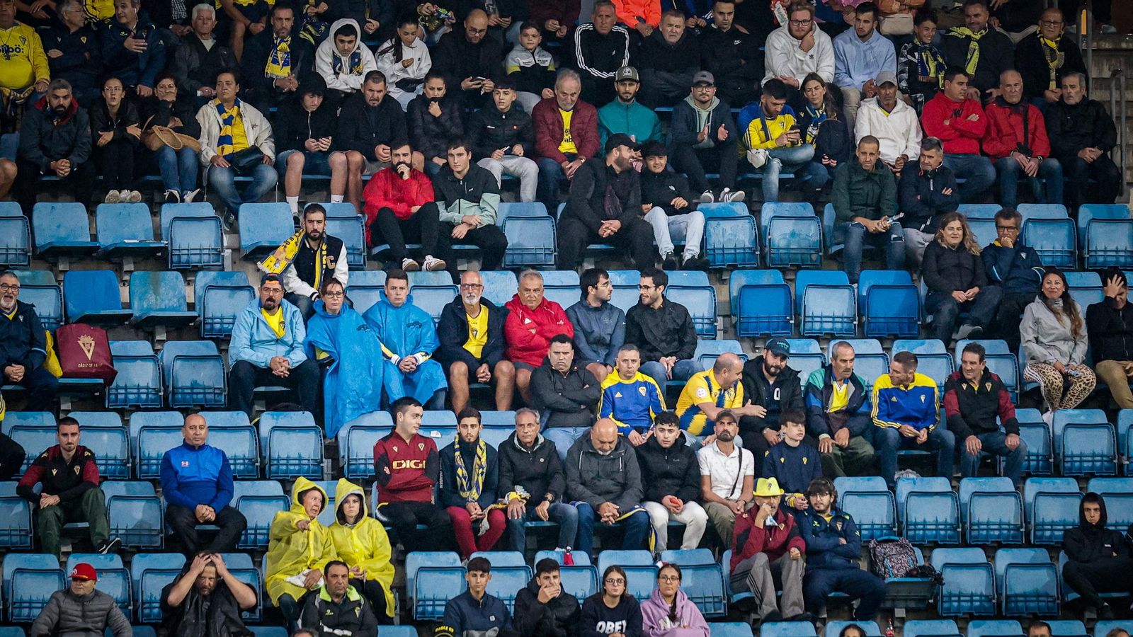 Búscate entre las imágenes del partido de futbol Cádiz CF - Málaga CF