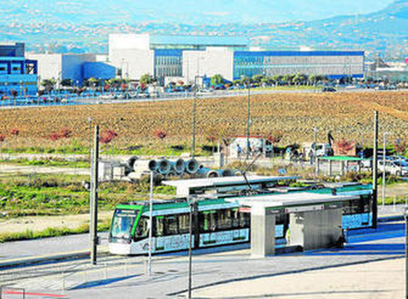 El Metro de Málaga, a su paso por el trazado en superficie de la Universidad.