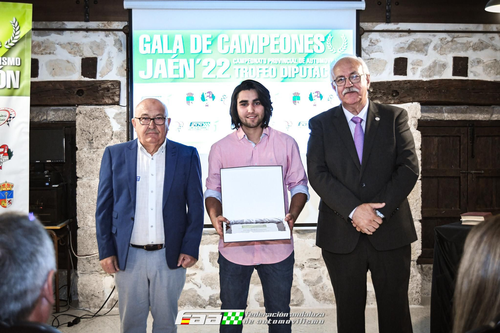 Rafa Muñoz en el centro de la imagen durante la Gala de Campeones Jaén ' 22