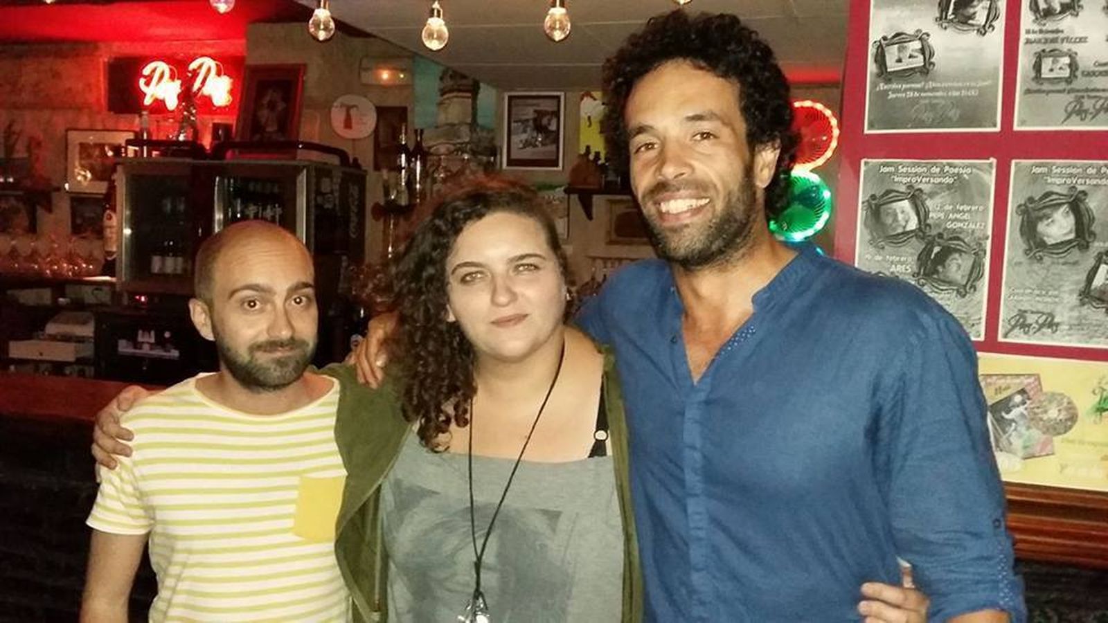 La ganadora del XII Concurso de Cantautores del Pay Pay, Road Ramos, flanqueada por los finalistas José Pereira y Rubén Lima.