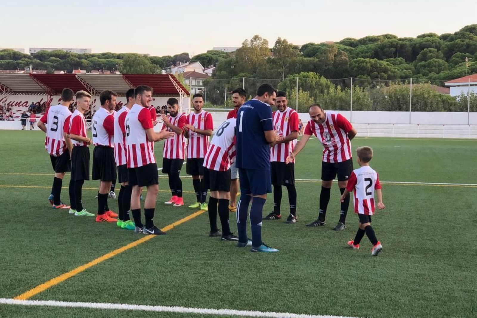 El primer equipo del Riotinto recibe a uno de los jugadores de la EFB. El primer equipo del Riotinto recibe a uno de los jugadores de la EFB.