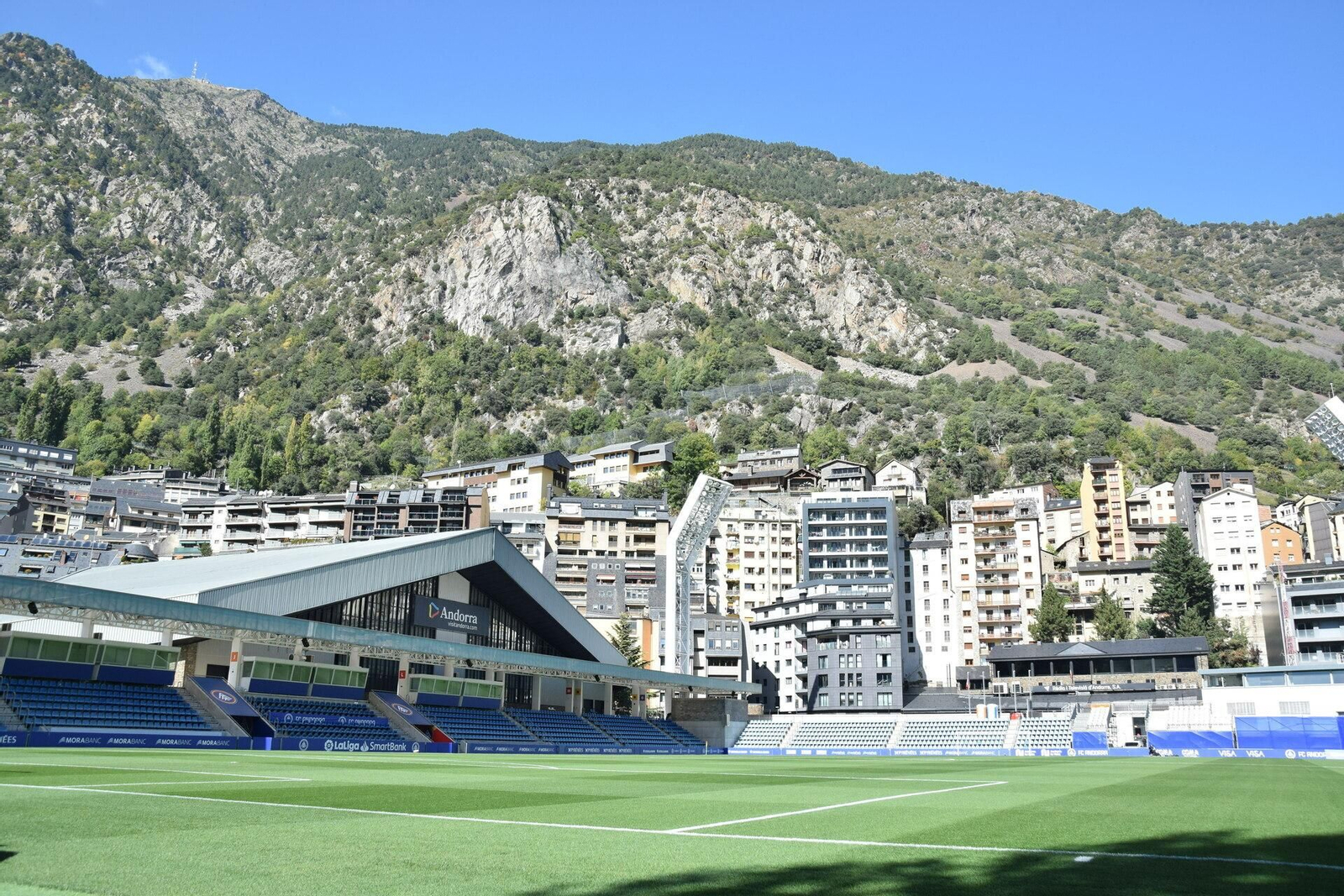El Estadio Nacional, con los Pirineos al fondo.