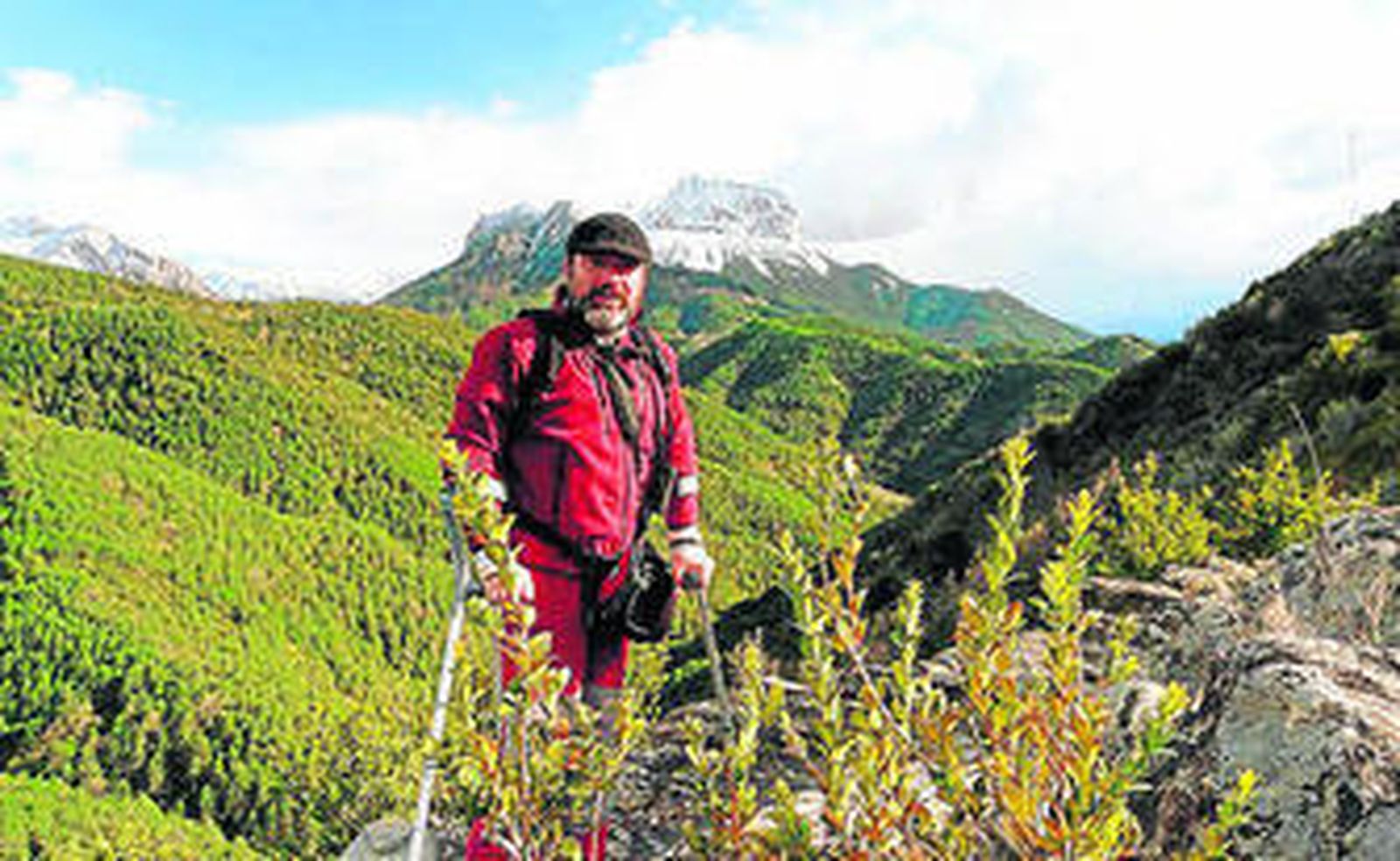 Camina por pasión, sueña con el Everest, y eso le alarga la vida