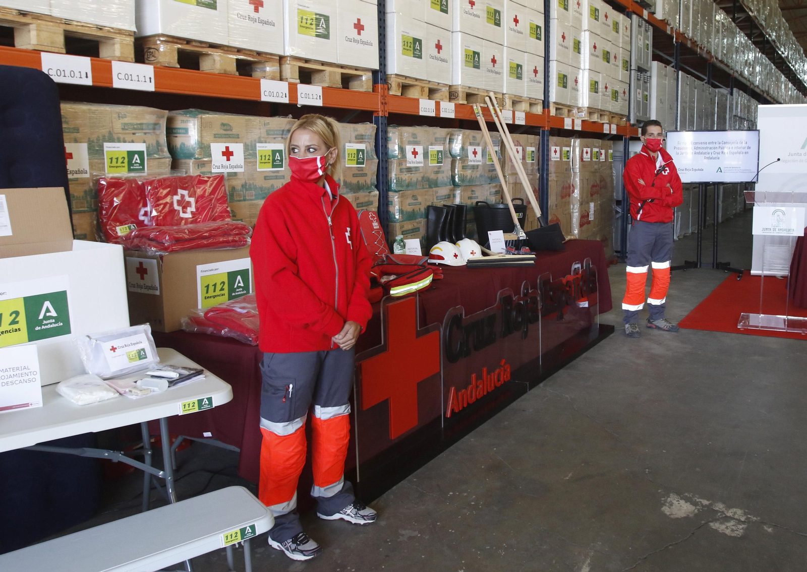 Dos voluntarios, en el centro logístico de Cruz Roja en Córdoba. Dos voluntarios, en el centro logístico de Cruz Roja en Córdoba.