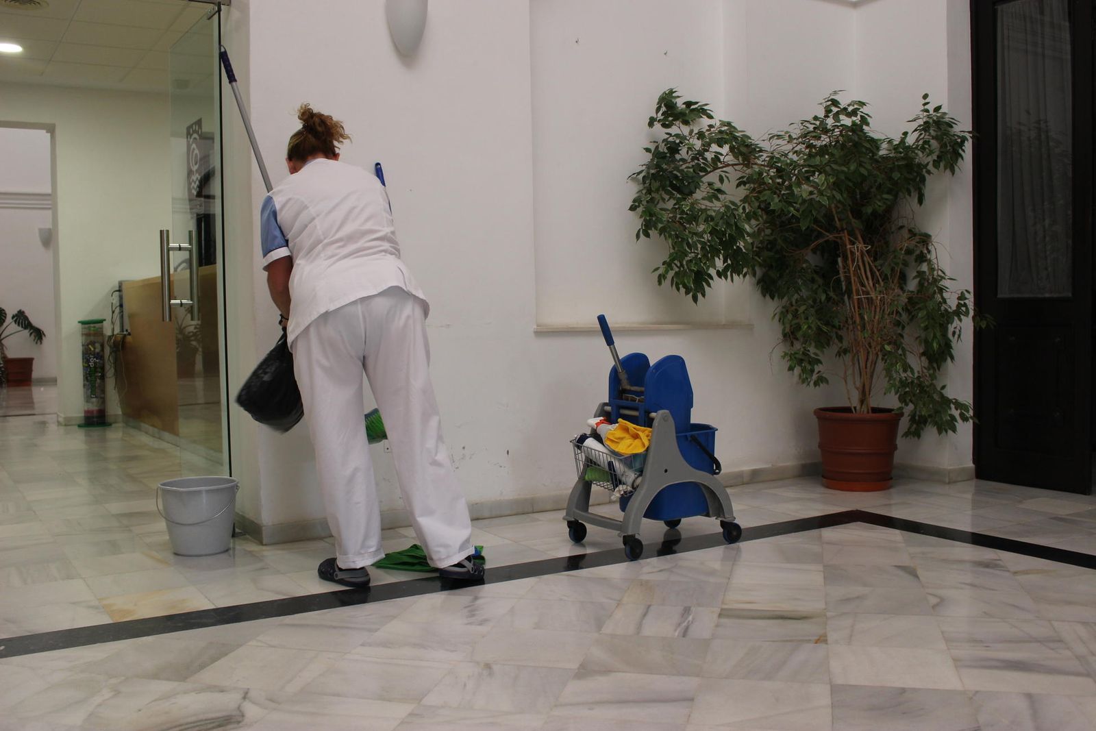 Una trabajadora del sector de la limpieza.