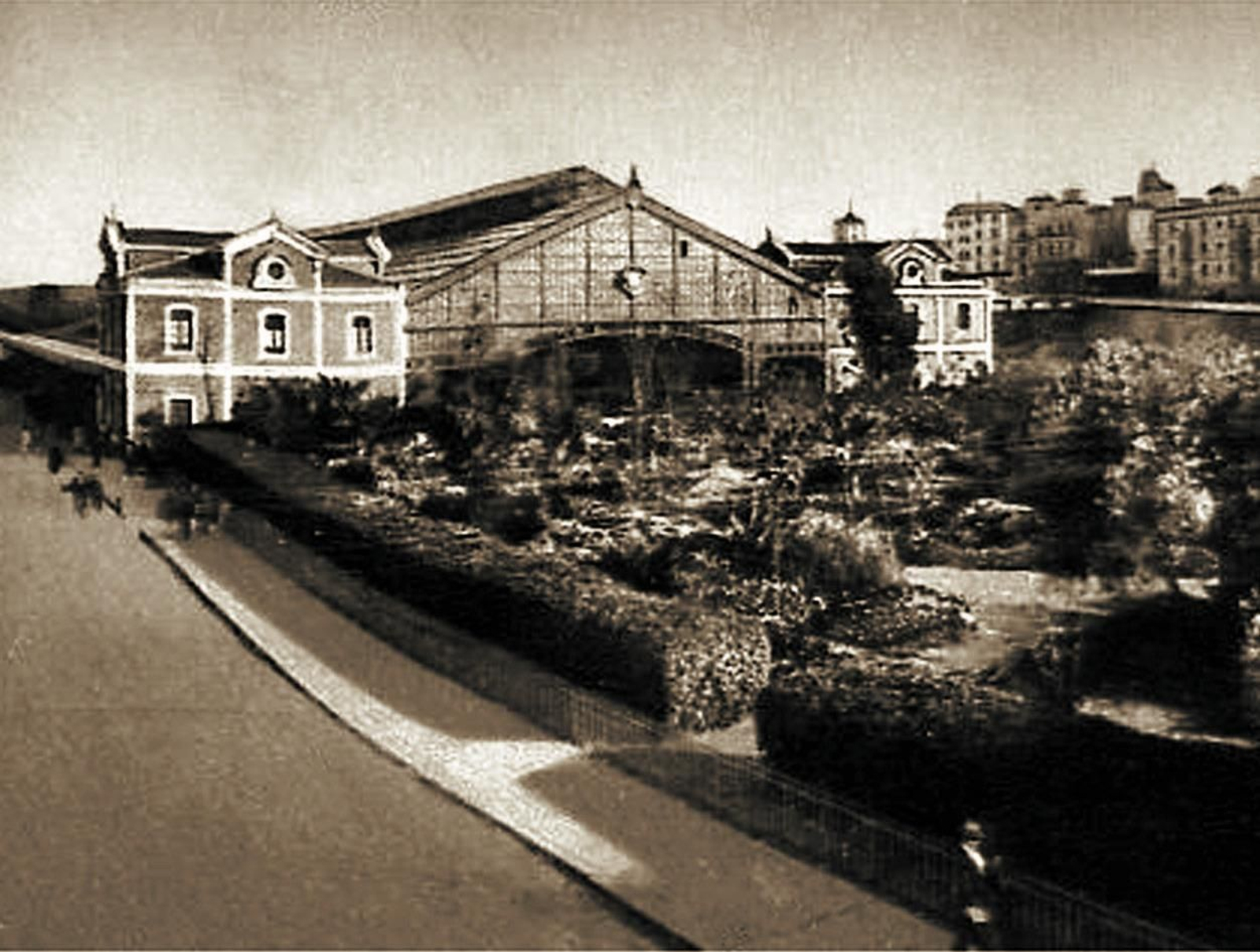 El jardín existente frente a la estación de 1905, eliminado para construir la Aduana en la década de los 50.