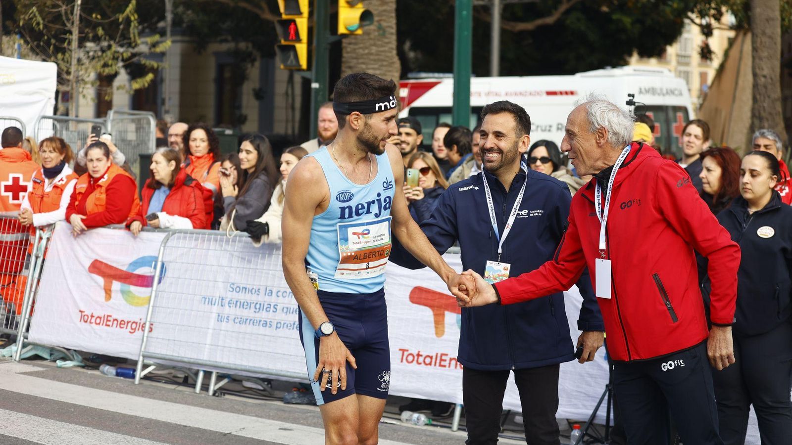 Fermín Cacho saluda al malagueño Alberto González.