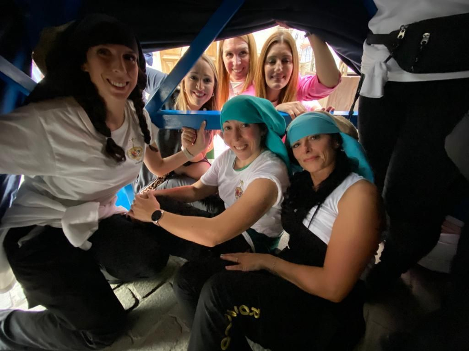 Espe, en el centro, junto a otras compañeras bajo las trabajaderas