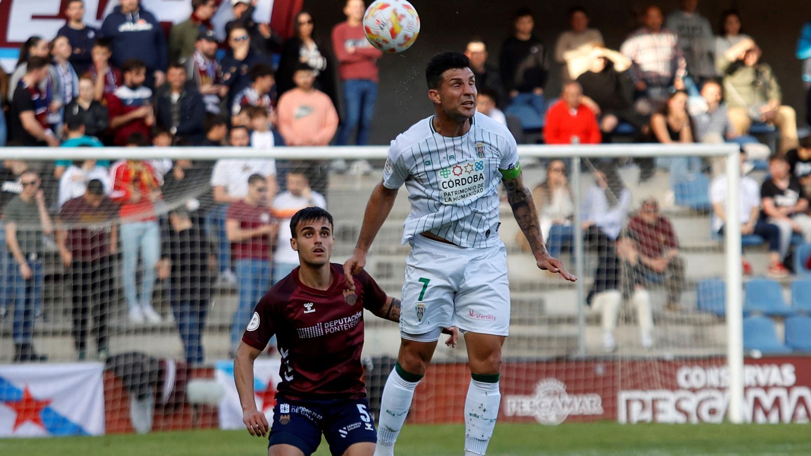 Willy Ledesma cabecea el balón en el Pontevedra - Córdoba CF.