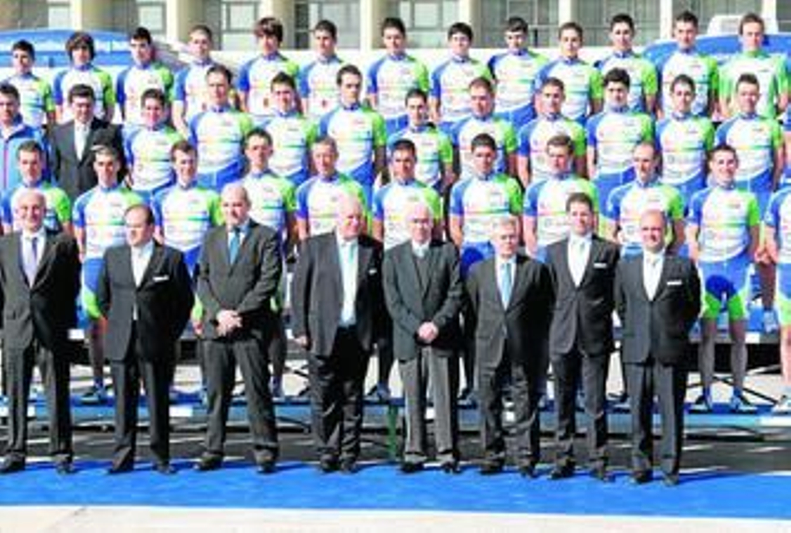 Autoridades en la presentación del equipo.