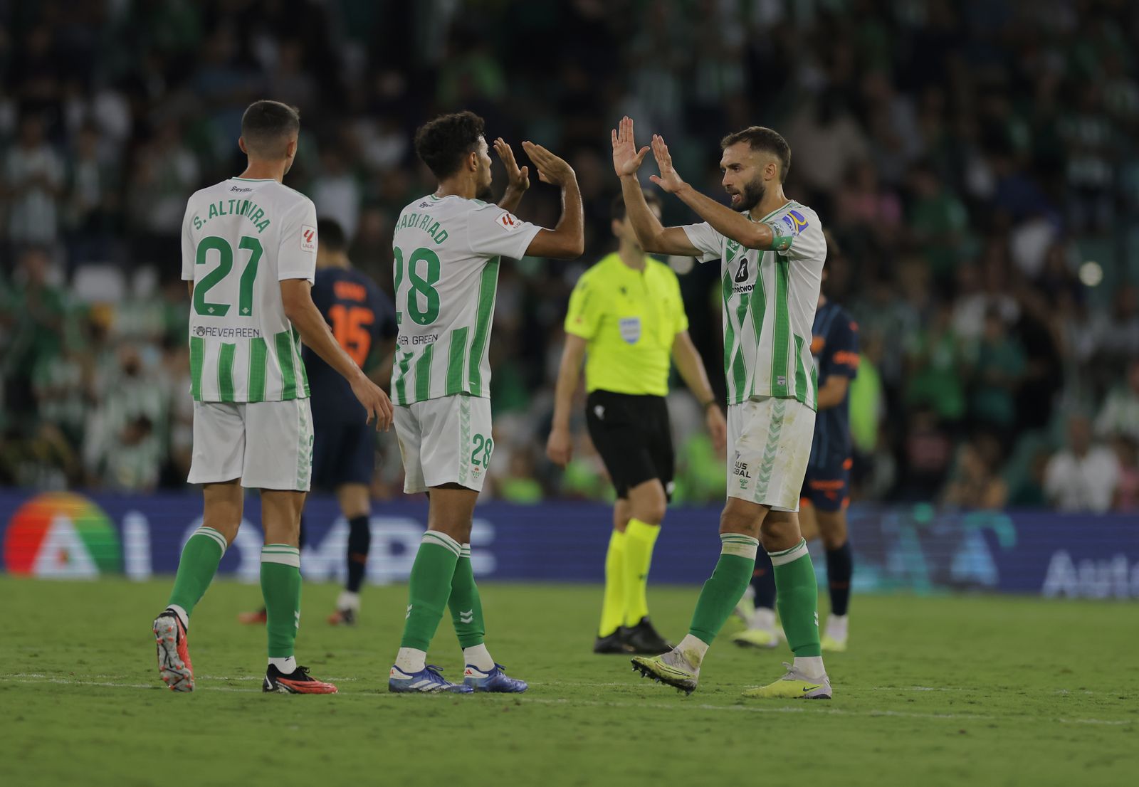 Jugadores del Betis en su último partido de Liga, contra el Valencia.